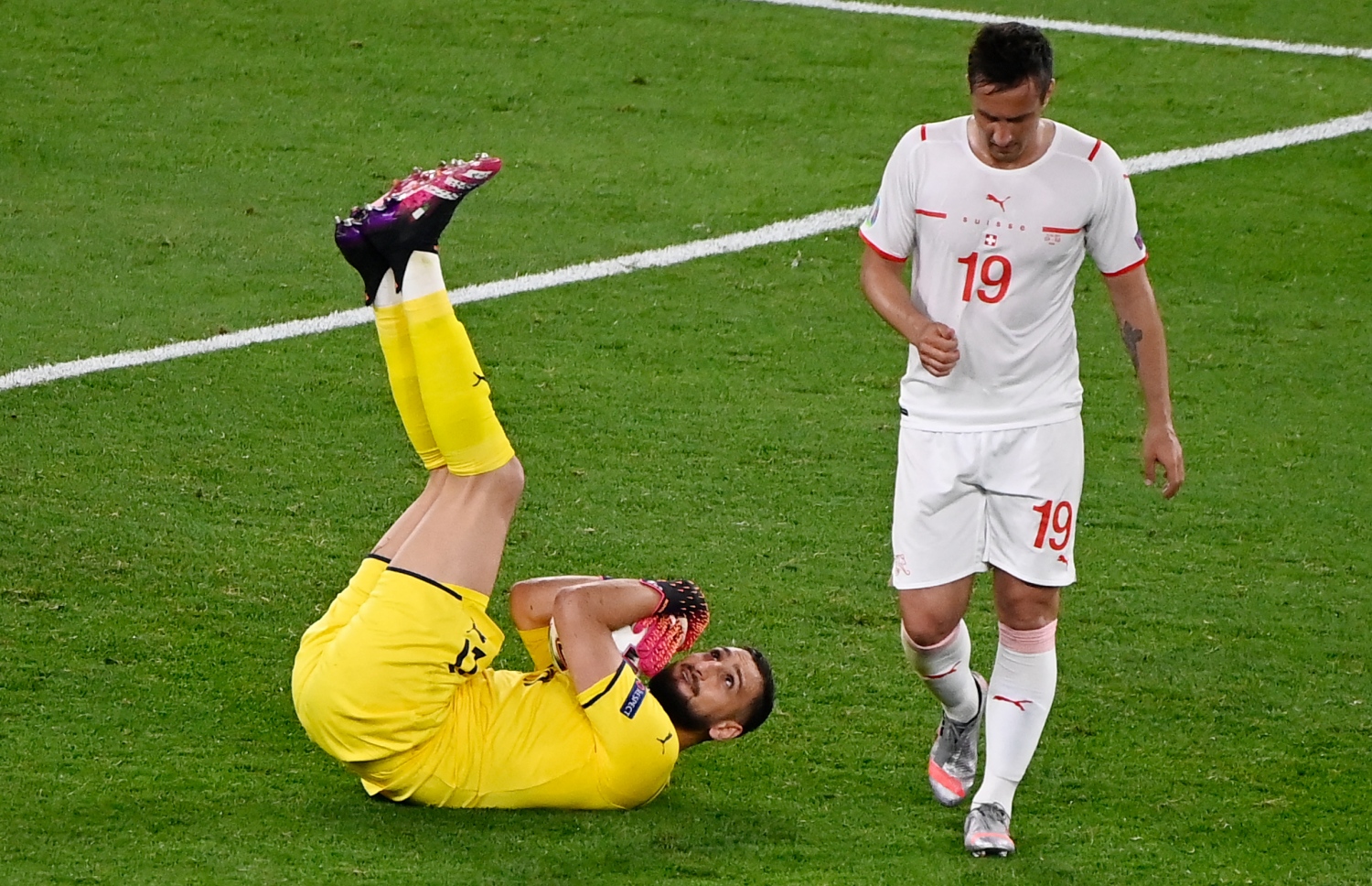 ރޯމް، އޮލިމްޕިކް ސްޓޭޑިއަމް: ޖޫން 17، 2021: ޔޫރޯ 2020ގެ ގުރޫޕް އޭގެ ސްވިޒަލޭންޑް އާއި އިޓަލީ ބައްދަލުކުރި މެޗުގައި ސްވިޒަލޭންޑުގެ ފޯވާޑް މާރިއޯ ޖެހި ބޯޅަ އިޓަލީގެ ގޯލް ކީޕަރު ޑޮނަރުއްމާ މަތަކުރަނީ: ސްވިޒަލޭންޑްގެ މައްޗަށް 3-0 ގެ ނަތީޖާއަކުން މޮޅުވެ، ޔޫރޯގެ ދެ ވަނަ ބުރުން އިޓަލީ ވަނީ ޖާގަ ހޯދައިފައި.-- ފޮޓޯ: އޭއެފްޕީ