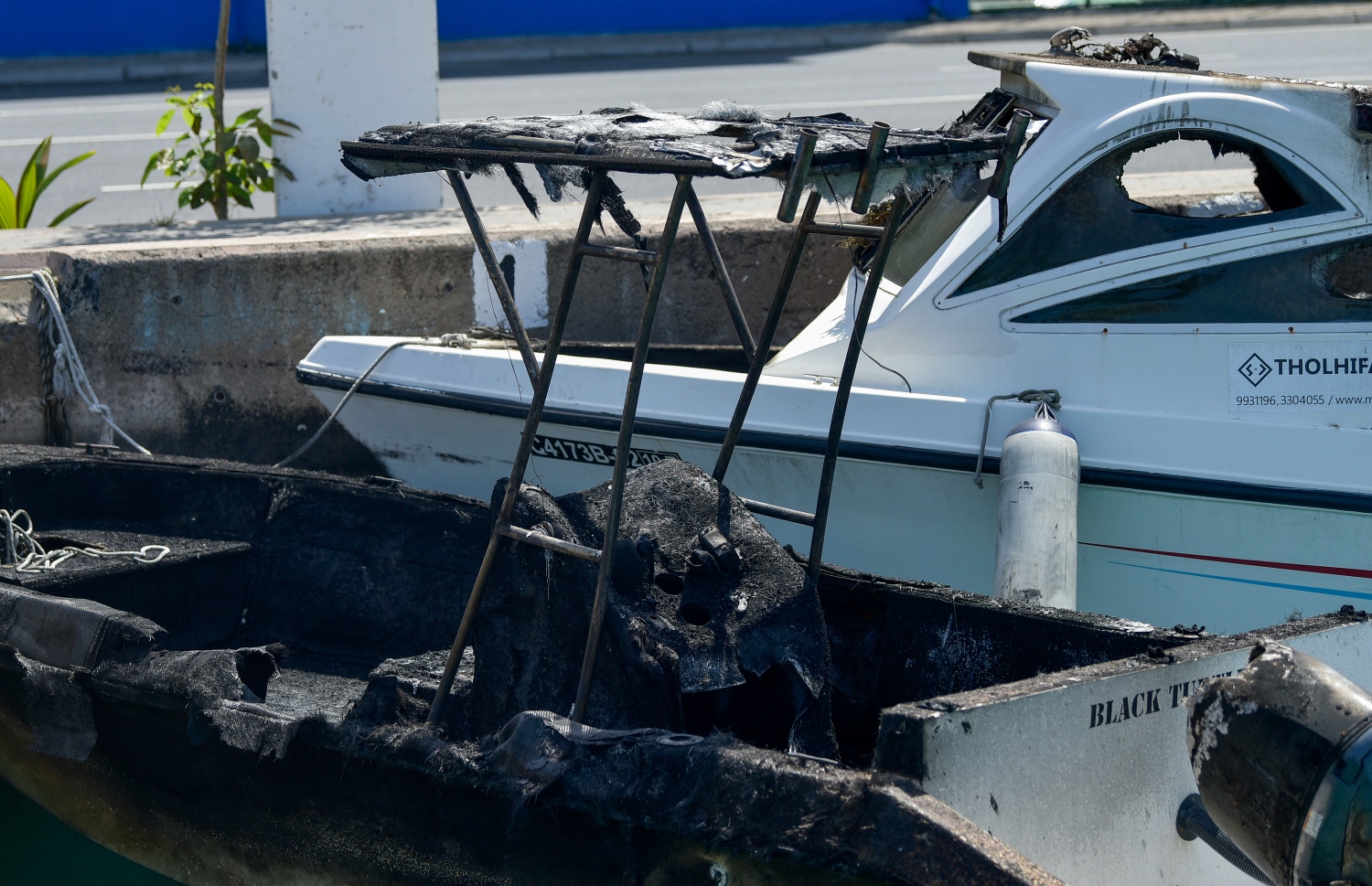 މާލެ- ޖޫން 17، 2021: އަލިފާނުގެ ހާދިސާގައި އަދާފައި ވާ މަސް ލޯންޗުގެ ފަހަތުން ޕެސެންޖާ ލޯންޗު ފަޅުތެރޭ އަޅާފައި.-- ފޮޓޯ: އަހުމަދު އަވްޝަން/މިހާރު