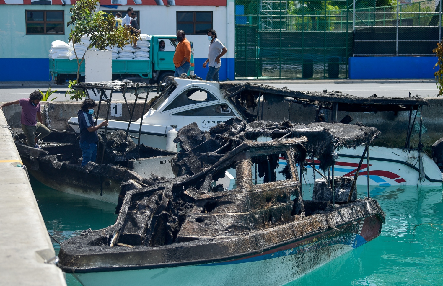 ތިން ލޯންޗުގައި ރޯވެ ބޭނުން ނުކުރެވޭ ވަރަށް އެނދުން