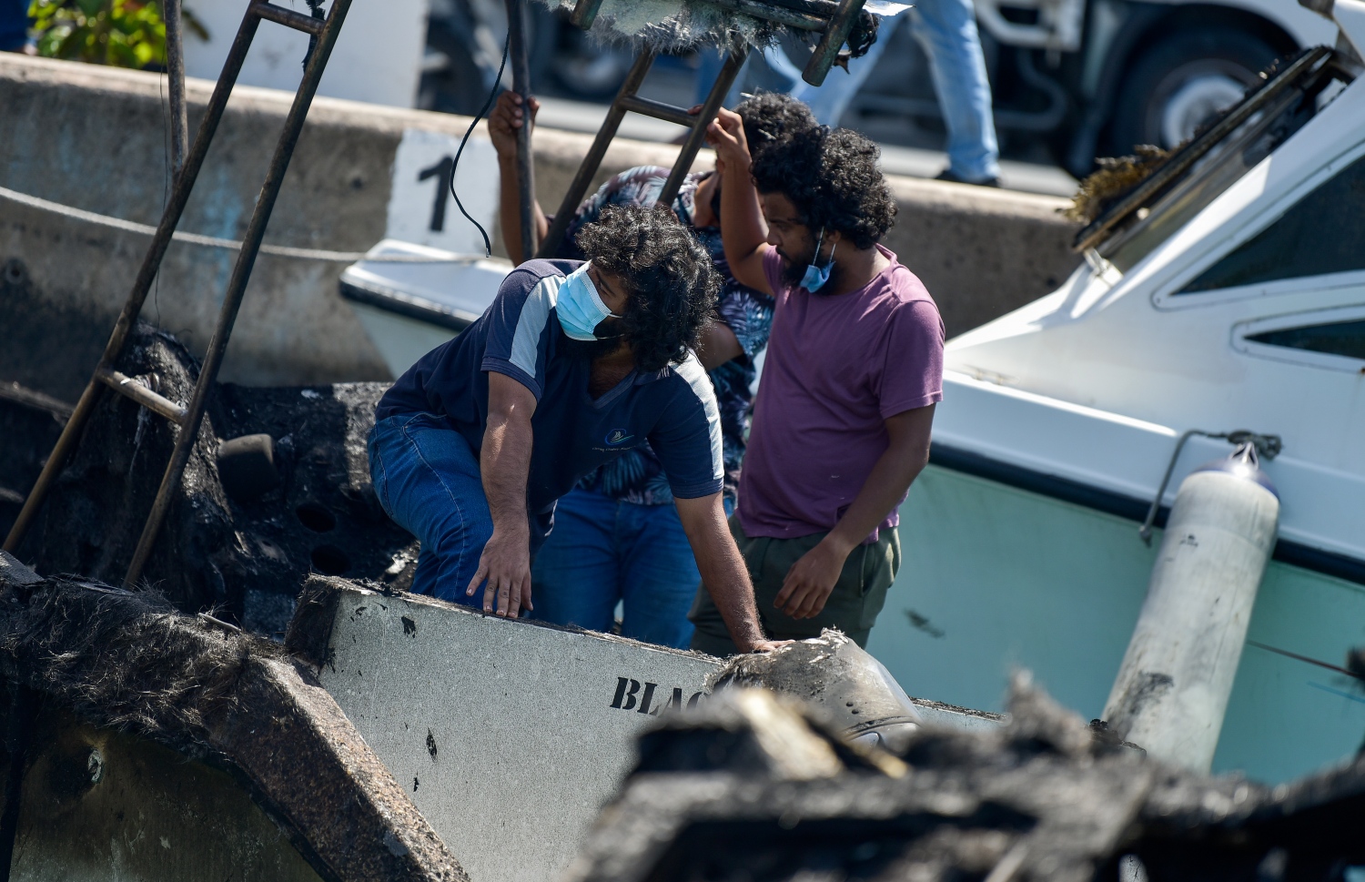 މާލެ- ޖޫން 17، 2021: އަލިފާނުގެ ހާދިސާގައި އަދާފައި ވާ މަސް ލޯންޗުގެ އިންޖީނު ފަރާތް ބަޔަކު ބަލަނީ.-- ފޮޓޯ: އަހުމަދު އަވްޝަން/މިހާރު