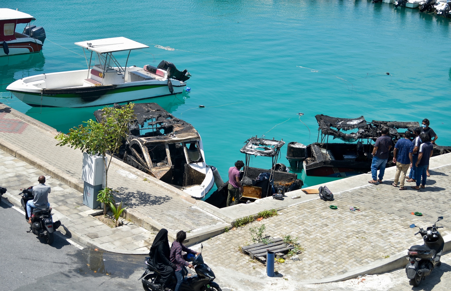 މާލެ- ޖޫން 17، 2021:ސިފައިން ބުނި ގޮތުގައި އަލިފާން ކޮންޓްރޯލް ކުރެވުނީ 6:16 ހާއިރު، އަދި ރޯވެފައިހުރި އަލިފާންގަނޑު އެއްކޮށް ނިއްވާލެވުނީ 6:45 ގައި ކަމަށް.-- ފޮޓޯ: އަހުމަދު އަވްޝަން/މިހާރު