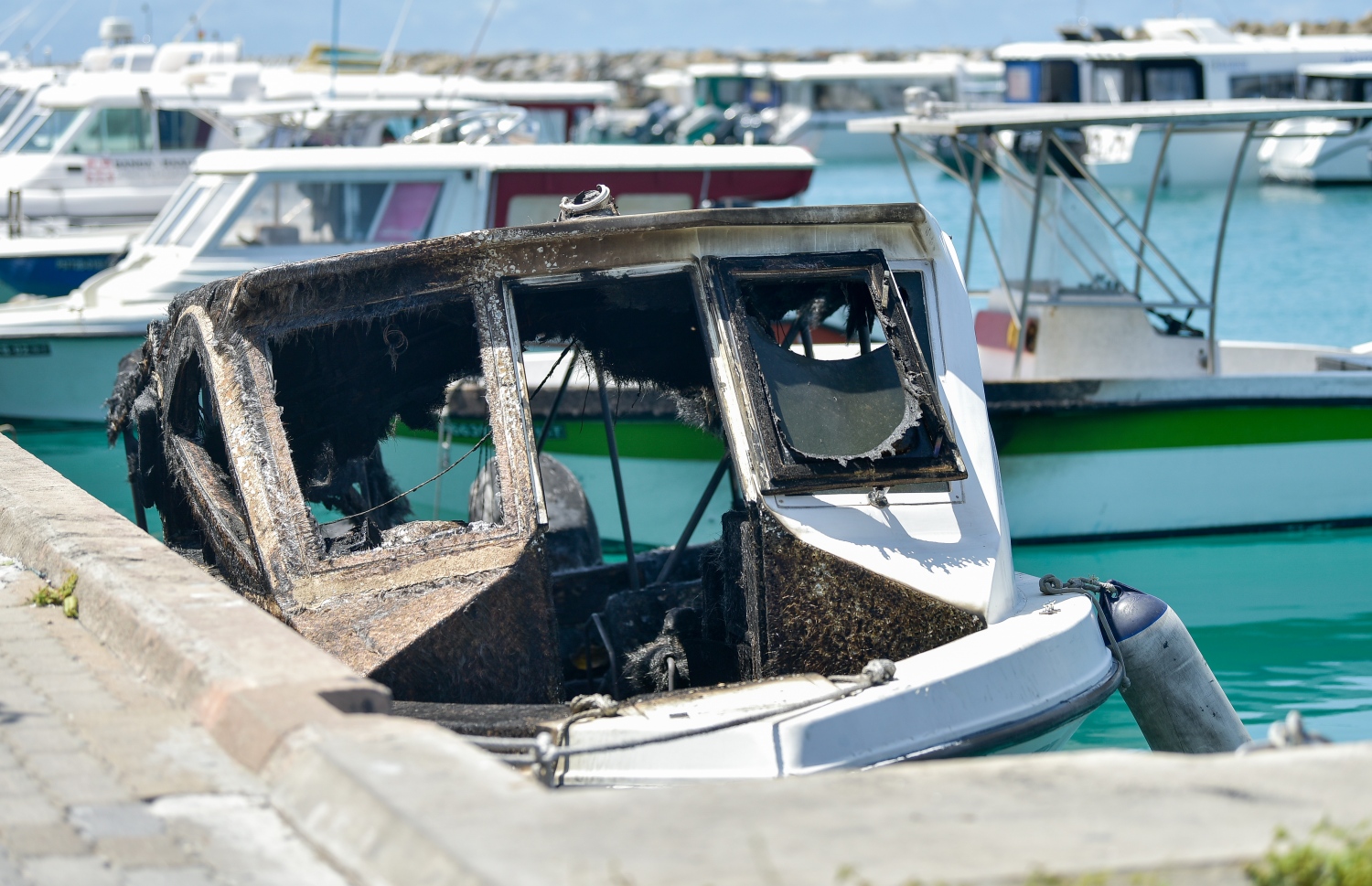 މާލެ- ޖޫން 17، 2021: މާލެ ދެކުނު ފަރާތު ފަޅުތެރޭ އަޅައިފައި އޮއްވާ އަލިފާން ރޯވި ލޯންޗު ތަކުގެ ތެރެއިން ލޯންޗެއް-- ފޮޓޯ: އަހުމަދު އަވްޝަން/މިހާރު