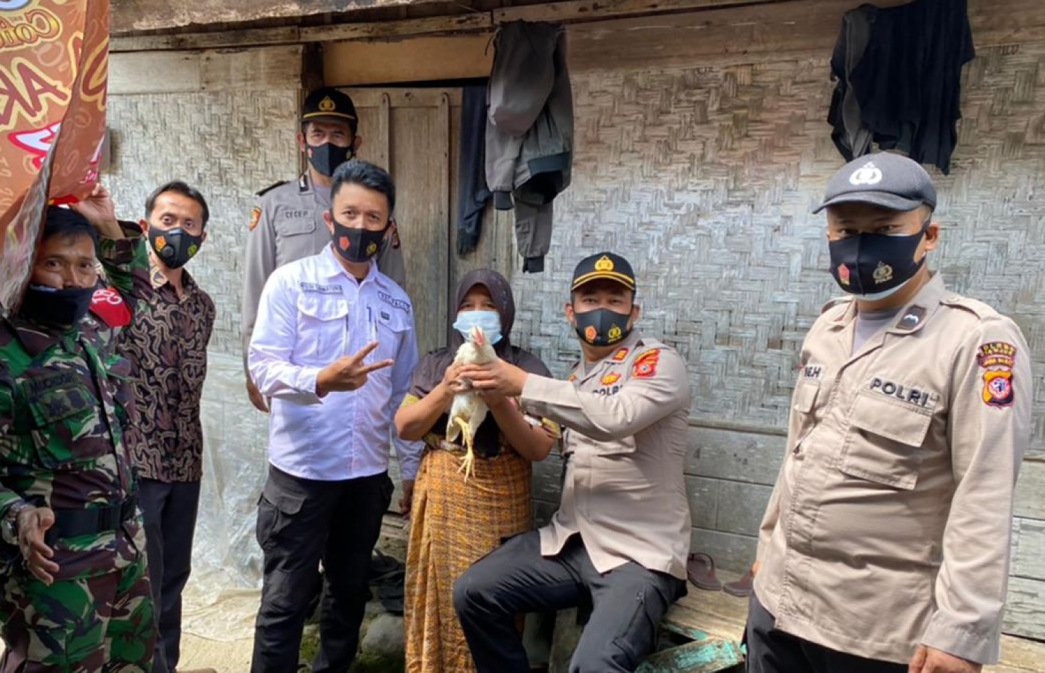 އިންޑޮނީޝިއާގައި މީހަކާ ކުކުޅެއް ހަވާލުކުރަނީ.