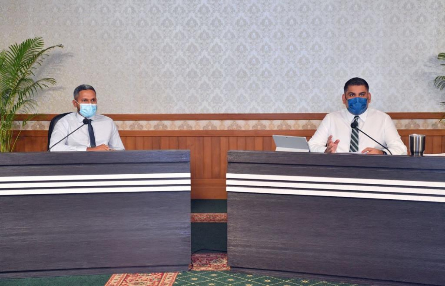 ހިޔާ ފްލެޓްތަކުގެ އަގުތަކާ ގުޅޭ މައުލޫމާތު ދިނުމަށް އެޗްޑީސީ އާއި ރައީސް އޮފީސް ގުޅިގެން ބޭއްވި ނޫސްވެރިންގެ ބައްދަލުވުމުގައި ރައީސް އޮފީހުގެ ތަރުޖަމާނު މަބްރޫކް އަޒީޒް (ކ) އަދި އެޗްޑީސީގެ ޗީފް ފައިނޭންޝަލް އޮފިސަރު--