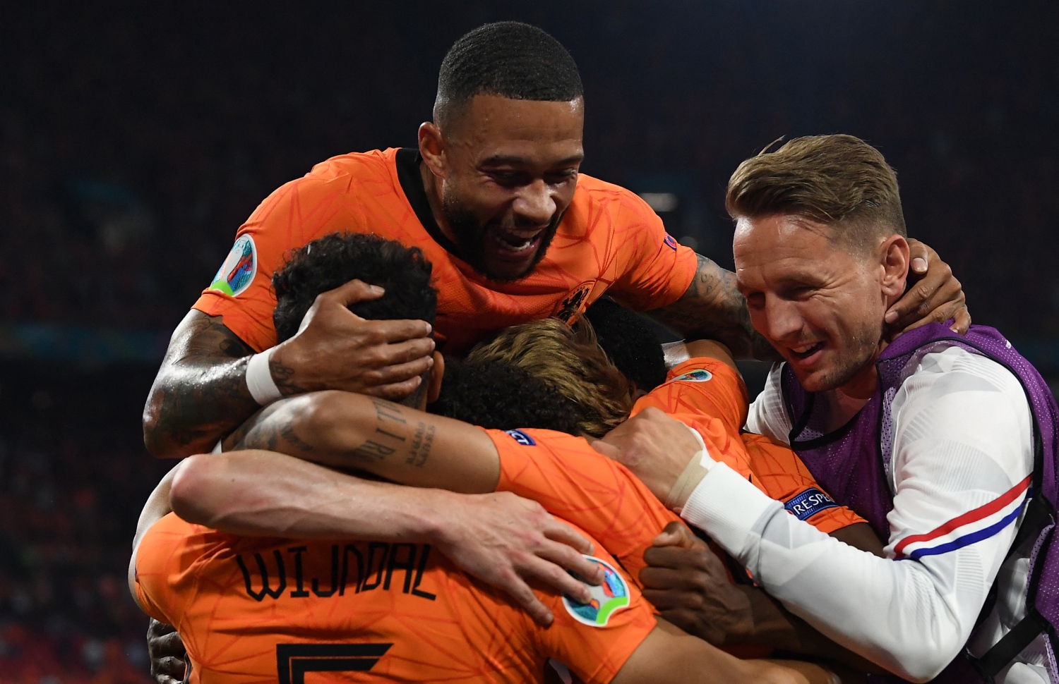 ނެދަލެންޑްސްގެ ކުޅުންތެރިން ލަނޑު ޖެހުމަށް ފަހު އުފާފާޅު ކުރަނީ --- ފޮޓޯ: އޭއެފްޕީ