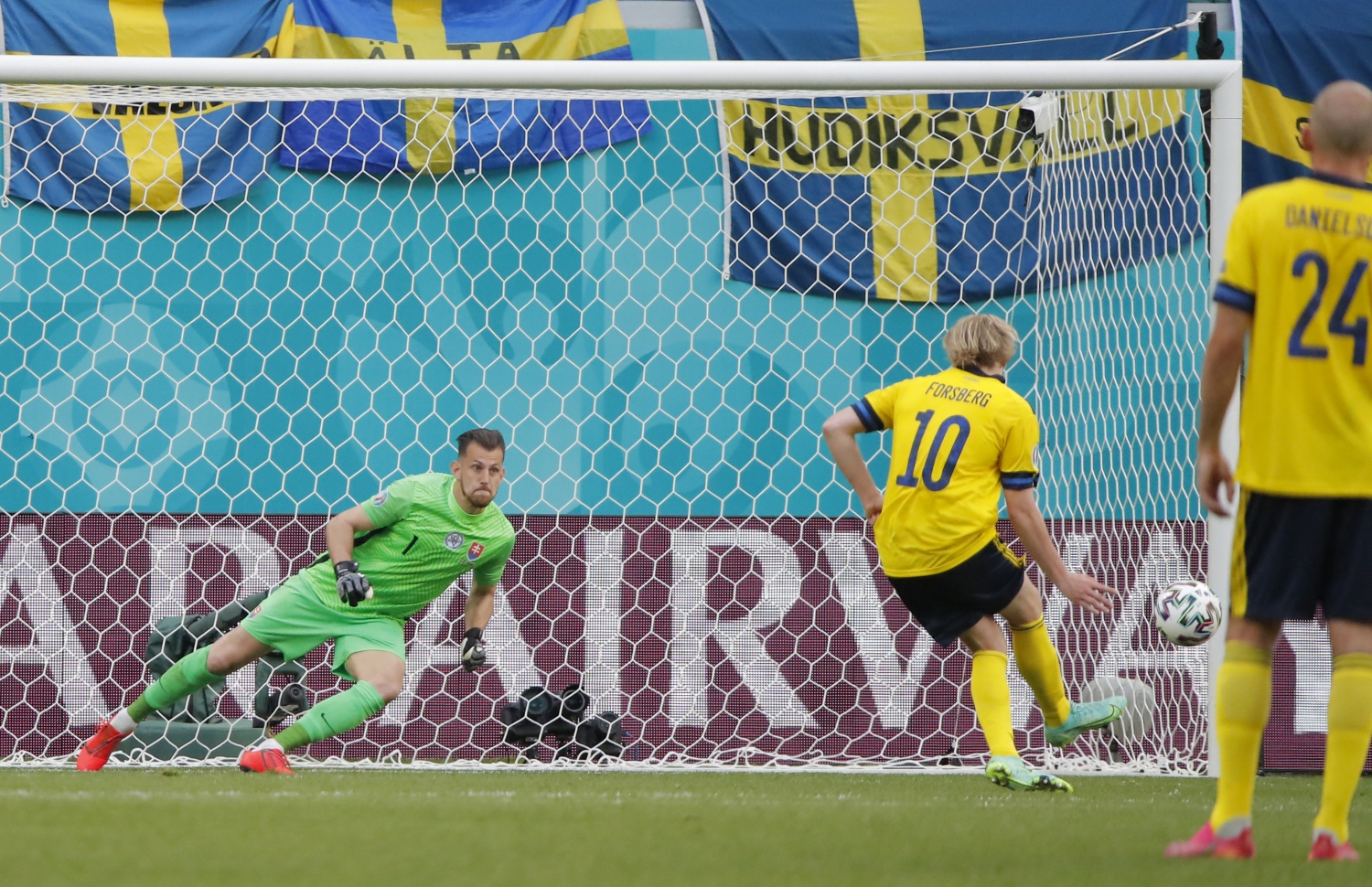 ސްވިޑެންއަށް ލިބުނު ޕެނަލްޓީ ފޯސްބާގް ފޮނުވާލަނީ --- ފޮޓޯ: އޭއެފްޕީ