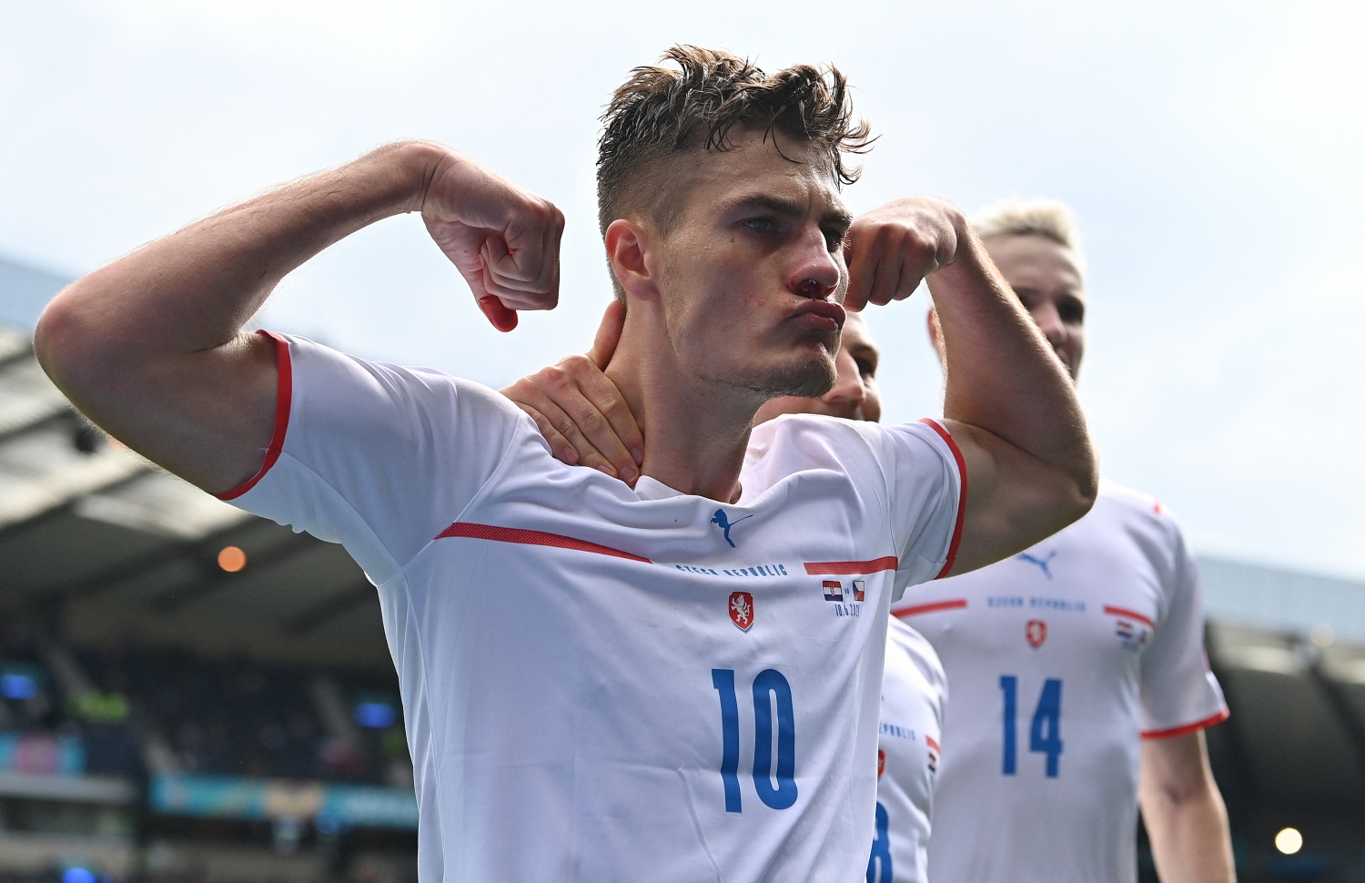 ޝިކް ލަނޑު ޖެހުމަށް ފަހު އުފާފާޅު ކުރަނީ --- ފޮޓޯ: އޭއެފްޕީ