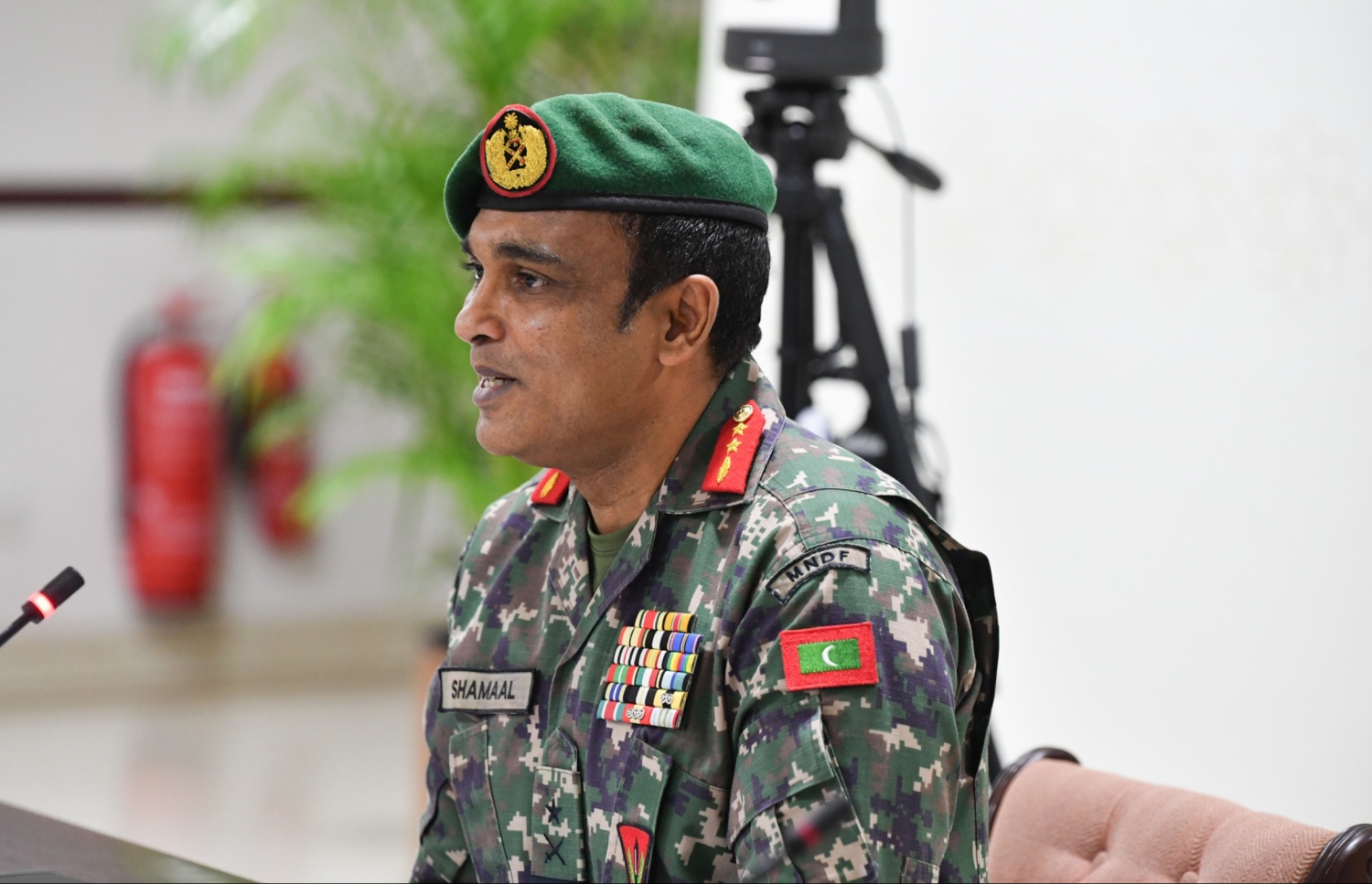 ރައްޔިތުންގެ މަޖިލީހުގެ 241 ކޮމިޓީން ހިންގާ އިންކުއަރީ އަށް ޗީފް އޮފް ޑިފެންސް ފޯސް މޭޖާ ޖެނެރަލް އަބްދުﷲ ޝަމާލް ހާޒިރުކޮށް ސުވާލު ކުރަނީ -- ފޮޓޯ/ މަޖިލިސް