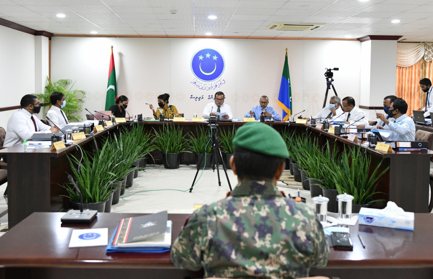 ރައްޔިތުންގެ މަޖިލީހުގެ 241 ކޮމިޓީއިން ހިންގާ އިންކުއަރީއަށް ސިފައިންގެ އިސް ވެރިއަކު ހާޒިރުކޮށް ސުވާލު ކުރަނީ -- ފޮޓޯ/ މަޖިލިސް