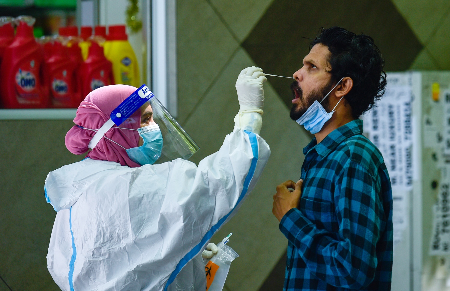 މާލެ- ޖޫން 21، 2021- މާލޭގެ މަގުމަތިން ކޮވިޑް ރެންޑަމް ސާމްޕަލް ނަގަނީ.---ފޮޓޯ: އަހުމަދު އަވްޝަން/މިހާރު