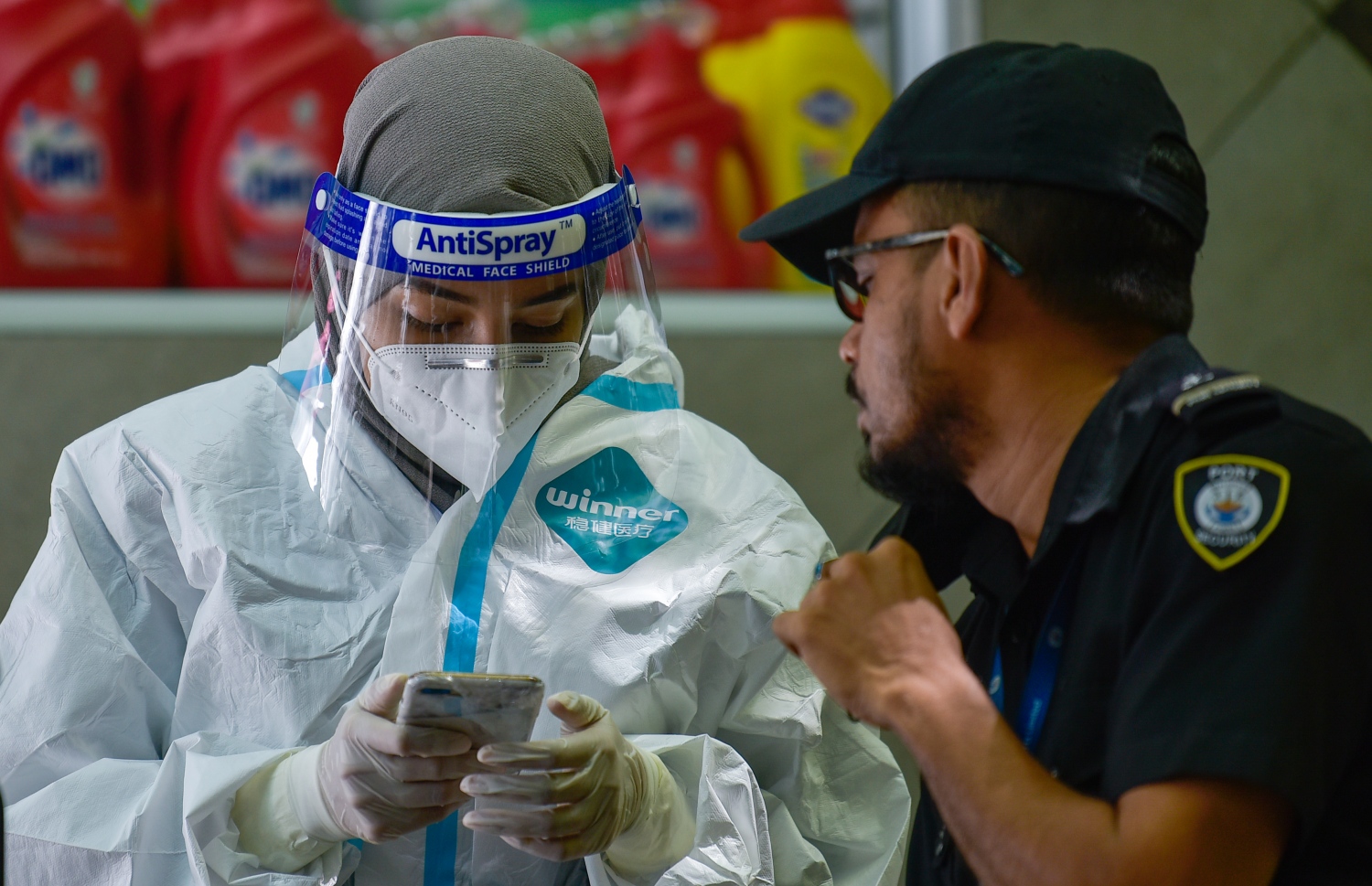 މާލެ- ޖޫން 21، 2021- މާލޭގެ މަގުމަތިން ކޮވިޑް ރެންޑަމް ސާމްޕަލް ނެގުމަށް ހަރަކާތްތެރިވި ސިއްހީ އޮފިޝަލަކު، މީހެއްގެ މައުލޫމާތު އެއްކުރަނީ.---ފޮޓޯ: އަހުމަދު އަވްޝަން/މިހާރު