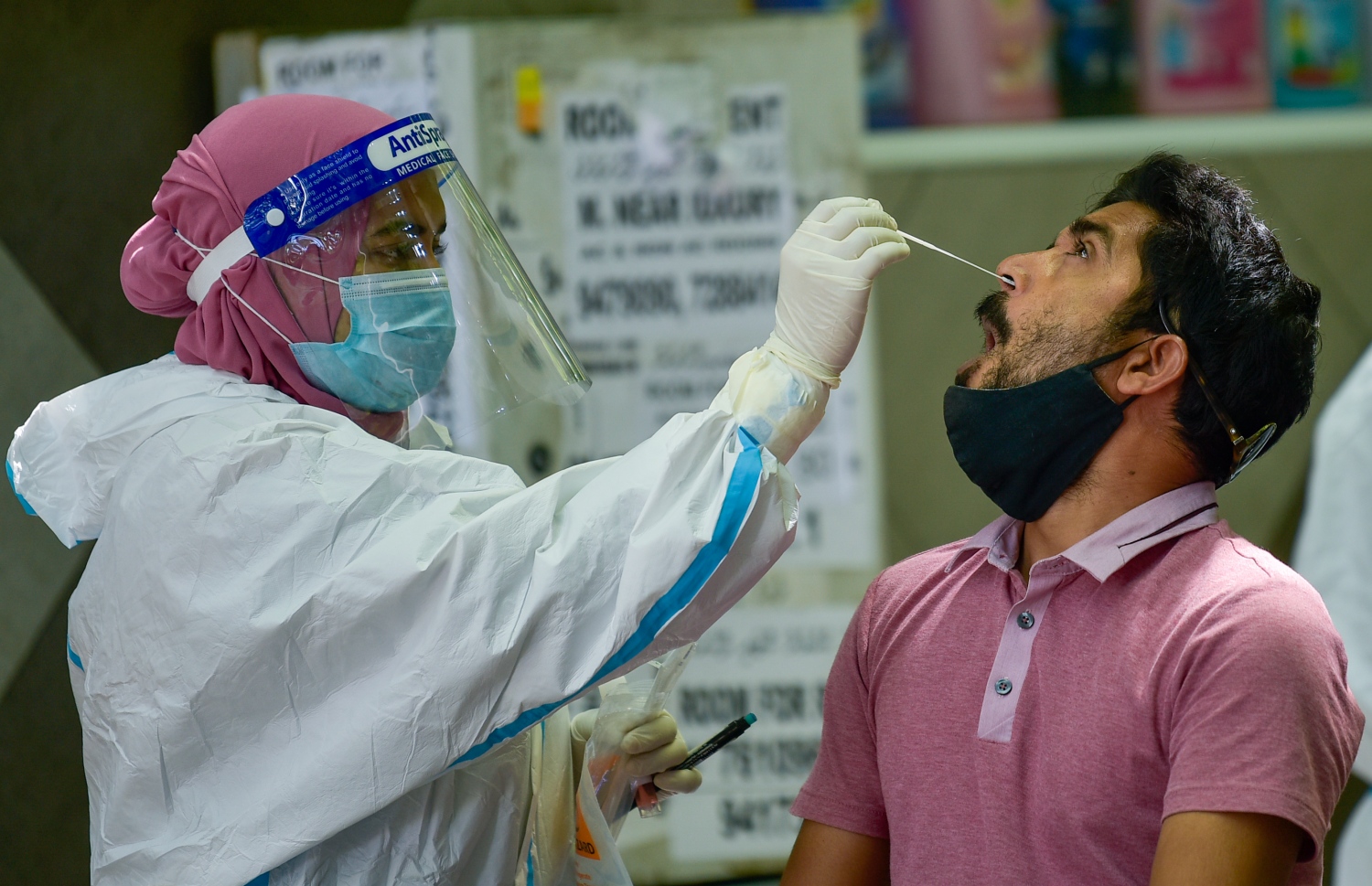 މާލެ- ޖޫން 21، 2021- މާލޭގެ މަގުމަތިން ކޮވިޑް ރެންޑަމް ސާމްޕަލް ނަގަނީ.---ފޮޓޯ: އަހުމަދު އަވްޝަން/މިހާރު