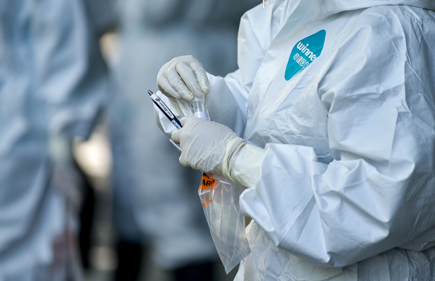 މާލެ- ޖޫން 21، 2021- މާލޭގެ މަގުމަތިން ކޮވިޑް ރެންޑަމް ސާމްޕަލް ނެގުމަށް ފަހު، ރައްކާތެރިކަމާއެކު ބަންދުކުރަނީ.---ފޮޓޯ: އަހުމަދު އަވްޝަން/މިހާރު