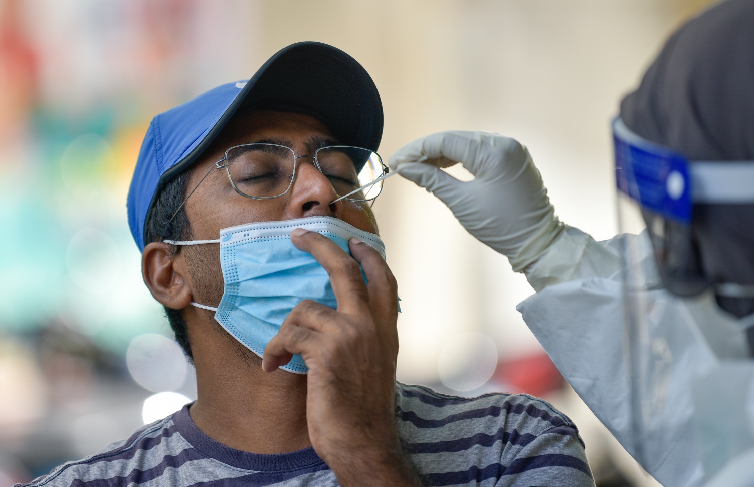 މާލެ- ޖޫން 21، 2021- މާލޭގެ މަގުމަތިން ކޮވިޑް ރެންޑަމް ސާމްޕަލް ނަގަނީ.---ފޮޓޯ: އަހުމަދު އަވްޝަން/މިހާރު