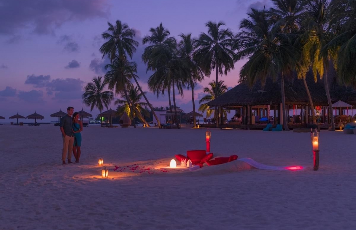 ބަޔަކު ވެލިގަނޑު ރިސޯޓު ބީޗުގައި ހާއްސަ ވަގުތުކޮޅެއް ހާއްސަ ކުރަނީ-- ފޮޓޯ: ވެލިގަނޑު އައިލެންޑް ރިސޯޓު