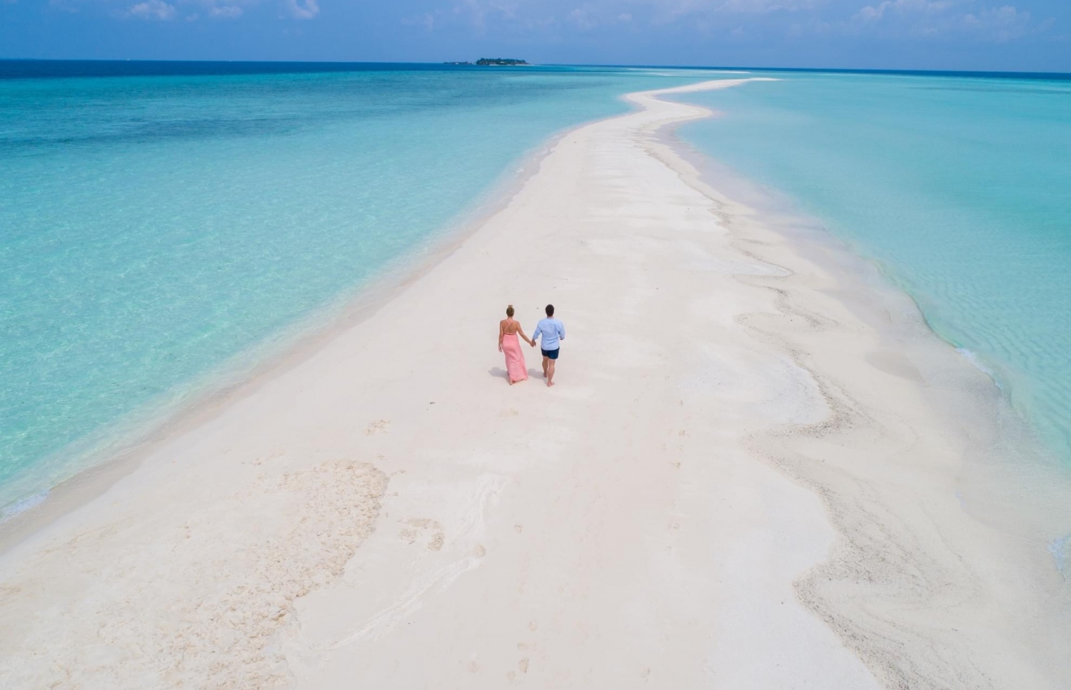 ވެލިގަނޑު ރިސޯޓުގެ ބީޗުގައި ބަޔަކު ހިނގާލާފައި ދަނީ-- ފޮޓޯ: ވެލިގަނޑު އައިލެންޑް ރިސޯޓު