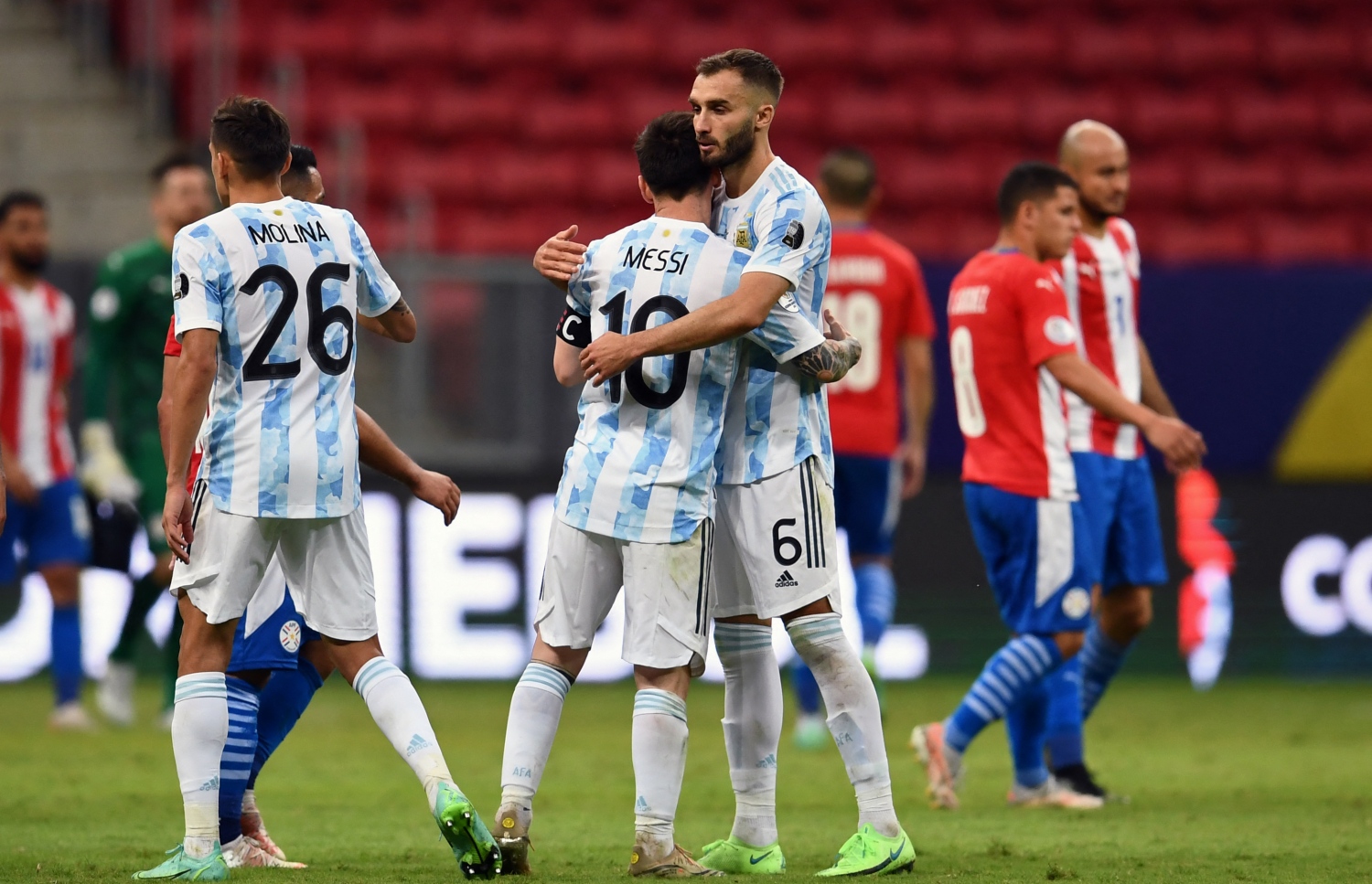 ލަނޑު ޖެހުމަށް ފަހު އާޖެންޓީނާގެ ކުޅުންތެރިން އުފާފާޅު ކުރަނީ --- ފޮޓޯ: އޭއެފްޕީ