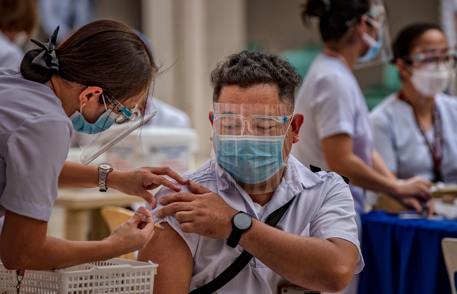 ފިލިޕީންސްގައި މީހަކު ވެކްސިން ޖަހަނީ.