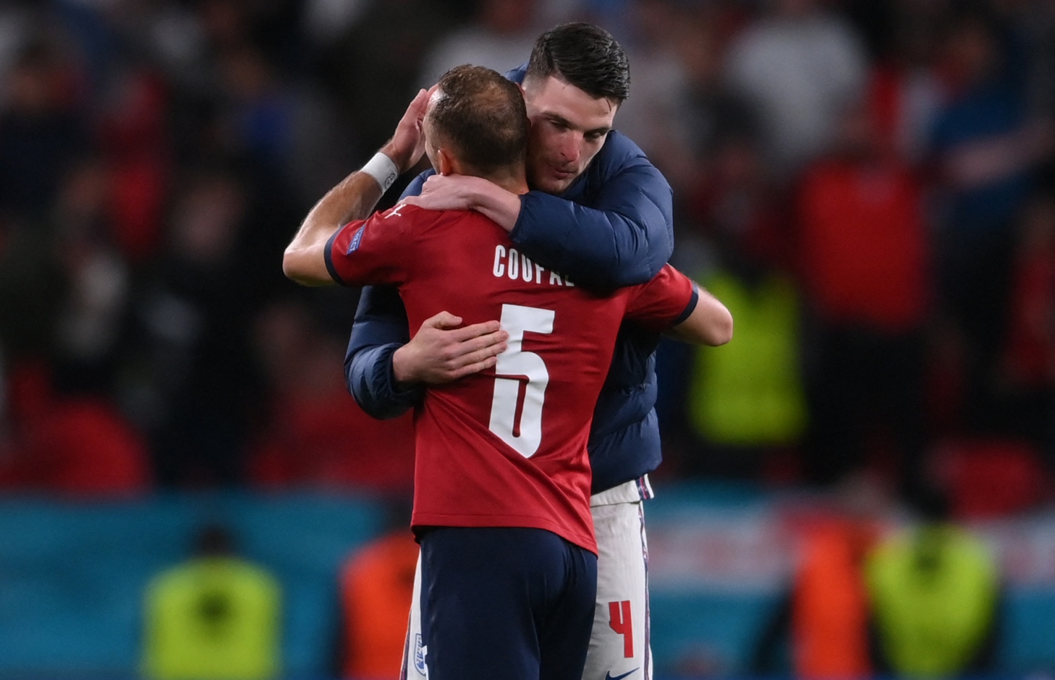 ލަންޑަން، ވެމްބަލީ ސްޓޭޑިއަމް: ޖޫން 23، 2021: ޔޫރޯ 2020ގެ ގުރޫޕް ޑީގެ އިންގްލޭންޑް އާއި ޗެކް ރިޕަބްލިކް ބައްދަލުކުރި މެޗު ނިންމާލުމަށްފަހު ޗެކް ރިޕަބްލިކްގެ ޑިފެންޑަރު ލަޑީމީއާ ކޯފަލް، އިންގްލޭންޑުގެ މިޑްފީލްޑަރު ޑެކްލަން ރައިސް ބައްދާލަނީ: ޗެކް ރިޕަބްލިކްގެ މައްޗަށް 1-0 ގެ ނަތީޖާ އަކުން އިންގްލޭންޑް ވަނީ ކާމިޔާބު ހޯދާފައި.-- ފޮޓޯ: އޭއެފްޕީ