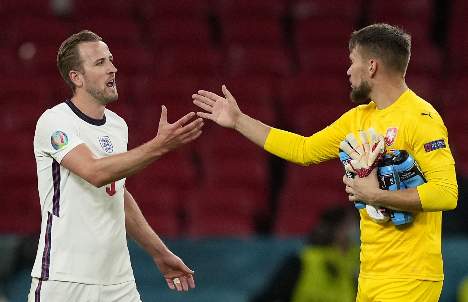 ލަންޑަން، ވެމްބަލީ ސްޓޭޑިއަމް: ޖޫން 23، 2021: ޔޫރޯ 2020ގެ ގުރޫޕް ޑީގެ އިންގްލޭންޑް އާއި ޗެކް ރިޕަބްލިކް ބައްދަލުކުރި މެޗު ނިންމާލުމަށްފަހު އިންގްލޭންޑު ފޯވާޑު ހެރީ ކޭން، ޗެކް ރިޕަބްލިކްގެ ގޯލްކީޕަރާއި ސަލާމް ކުރަނީ: ޗެކް ރިޕަބްލިކްގެ މައްޗަށް 1-0 ގެ ނަތީޖާ އަކުން އިންގްލޭންޑް ވަނީ ކާމިޔާބު ހޯދާފައި.-- ފޮޓޯ: އޭއެފްޕީ