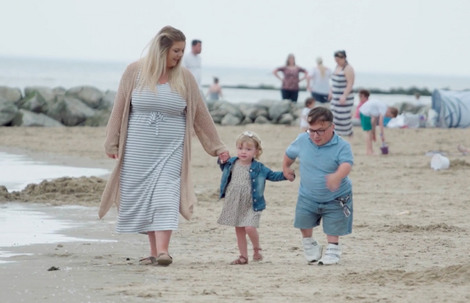 ޖޭމްސް އާއި ކްލޯއީ ދަރިފުޅާ އެކު.