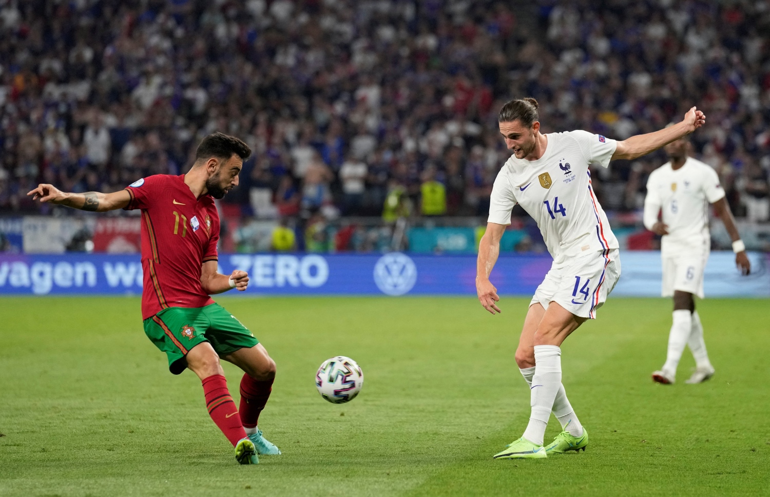 ބުޑަޕެސްޓް: ޖޫން 24، 2021: ޔޫރޯ 2020ގެ ގްރޫޕް އީގެ ފްރާންސް އާއި ޕޯޗުގަލް ބައްދަލުކުރި މެޗުގައި ޕޯޗުގަލްގެ މިޑްފީލްޑަރު ބްރޫނޯ ފެނާންޑޭޒް އަތުން ބޯޅަ ހޯދުމަށް ފްރާންސް މިޑްފީލްޑަރު އެޑްރިއަން ރާބިއޯ މަސައްކަތް ކުރަނީ: ފްރާންސްގެ މައްޗަށް 2-2 ގެ ނަތީޖާ އަކުން އެއްވަރުކޮށް ޕޯޗްގަލް ވަނީ ދެވަނަ ބުރަށް ދަތުރު ކޮށްފައި.-- ފޮޓޯ: އޭއެފްޕީ