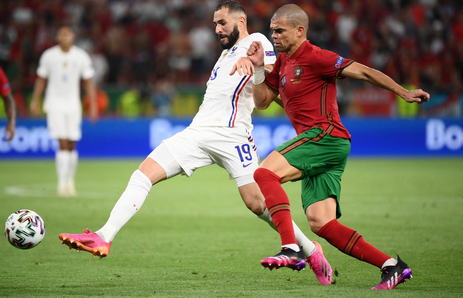 ބުޑަޕެސްޓް: ޖޫން 24، 2021: ޔޫރޯ 2020ގެ ގްރޫޕް އީގެ ފްރާންސް އާއި ޕޯޗުގަލް ބައްދަލުކުރި މެޗުގައި ފްރާންސްގެ ފޯވާޑް ކަރިމް ބެންޒަމާ ޖެހި ބޯޅަ ހޯދުމަށް ޕޯޗުގަލްގެ ޑިފެންޑަރު ޕެޕޭ މަސައްކަތްކުރަނީ: ފްރާންސްގެ މައްޗަށް 2-2 ގެ ނަތީޖާ އަކުން އެއްވަރުކޮށް ޕޯޗްގަލް ވަނީ ދެވަނަ ބުރަށް ދަތުރު ކޮށްފައި.-- ފޮޓޯ: އޭއެފްޕީ