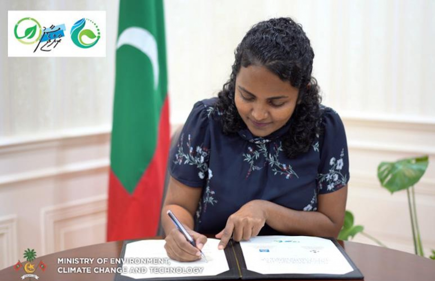 އެންވަޔަރްމެންޓް މިނިސްޓަރު އާމިނަތު ޝައުނާ، އެއްބަސްވުމެއްގައި ސޮއިކުރައްވަނީ. އީޕީއޭ މިނިވަންކުރަން އޭނާ ނޫޅުއްވާ ކަމަށް ތުހުމަތުކޮށް، އެ މައްސަލަ ބަލަން މަޖިިލީހުގެ އެންވަޔަރްމެންޓް ކޮމިޓީން އިއްޔެ ފާސްކުރި. ފޮޓޯ/އެންވަޔަރުމެންޓް މިނިސްޓްރީ