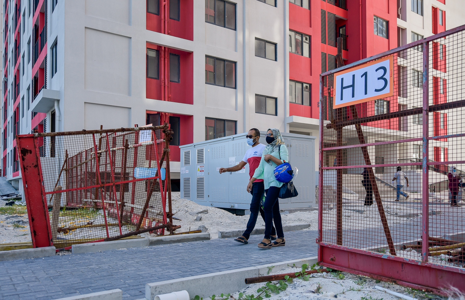 ހުޅު މާލެ- ޖޫން 26، 2021- ހިޔާ މަޝްރޫއުގެ ދަށުން ހުޅުމާލޭގައި އިމާރާތްކޮށްފައިވާ ފްލެޓްތައް ބާލާލުމަށް ފަހު ދެމީހަކު ނިކުންނަނީ .-- ފޮޓޯ:އަހުމަދު އަވްޝަން/މިހާރު