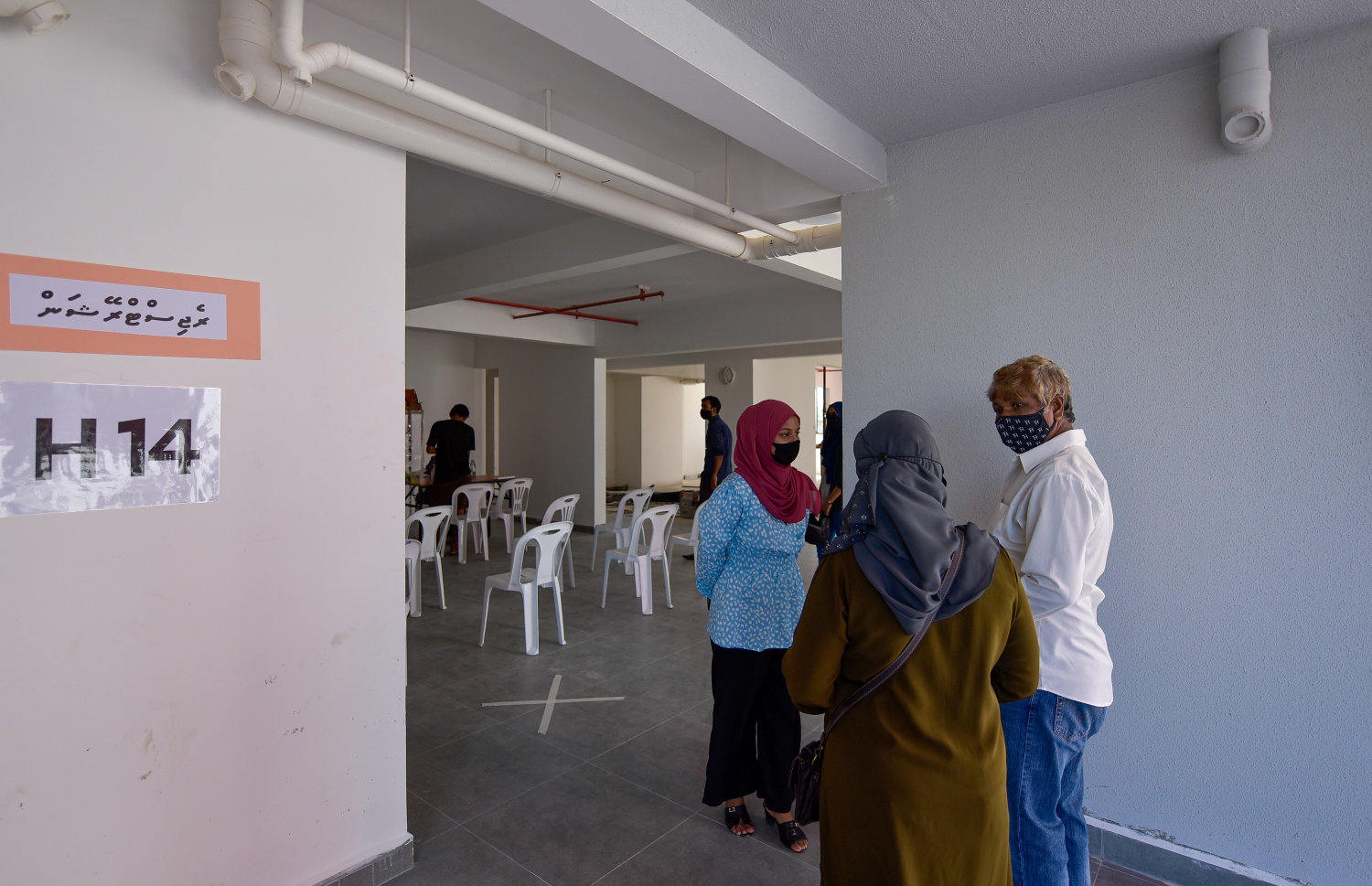 ހުޅުމާލެ- ޖޫން 26، 2021- ހިޔާ ފްލެޓްތައް ލިބުނު މީހުންނަށް އެތަންތަން ދައްކާލަން އެޗްޑީސީން ހަމަޖެއްސުމާ އެކު، ބަޔަކު އިއްޔެ އެތަން ބަލާލަނީ: ހިޔާ ފްލެޓްތައް ހަވާލުކުރަން ފަށާނީ އަންނަ މަހު -- ފޮޓޯ: އަހުމަދު އަވްޝަން