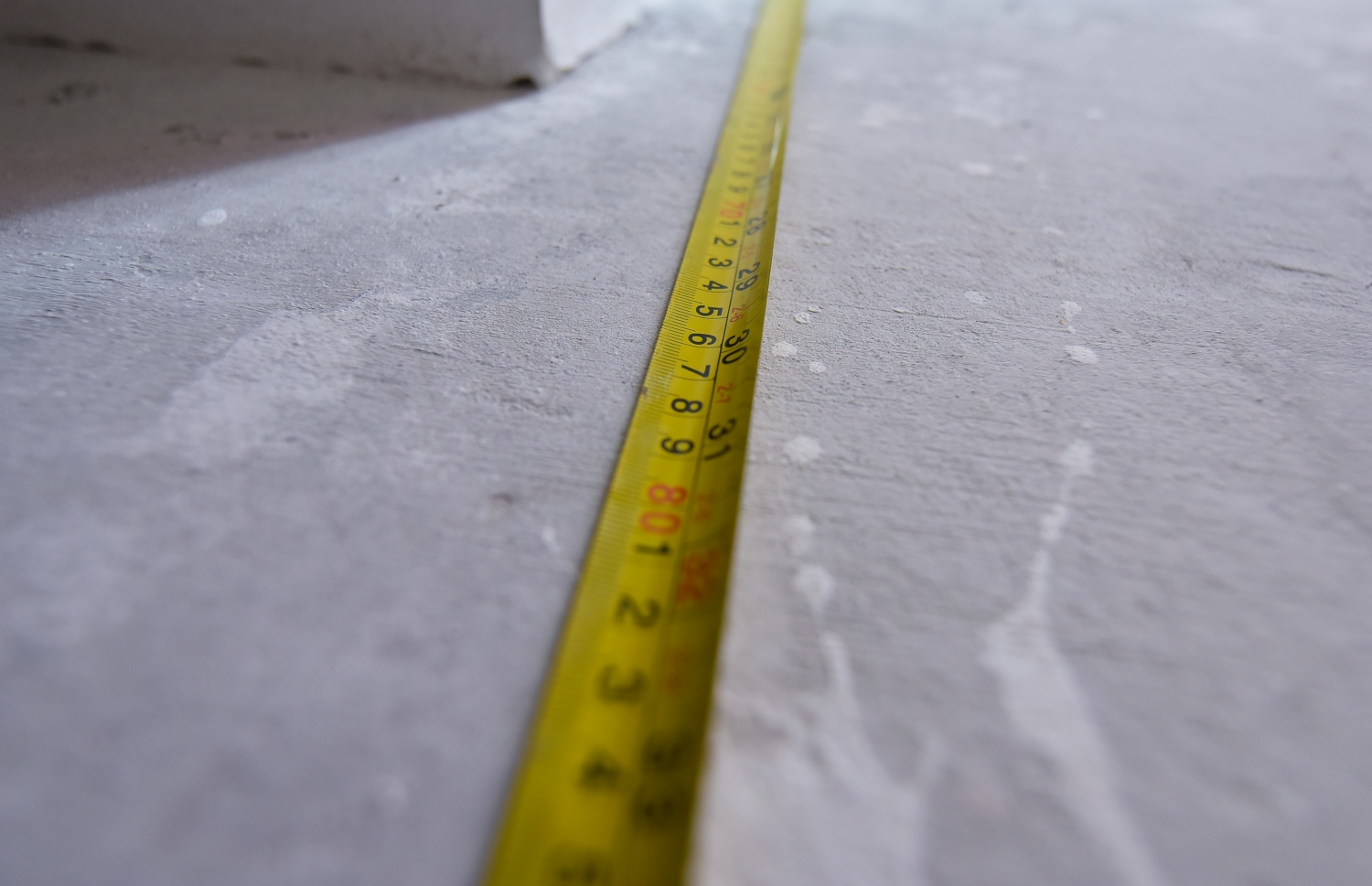 ހުޅުމާލެ- ޖޫން 26، 2021- ހިޔާ ފްލެޓްތައް ލިބުނު މީހުންނަށް އެތަންތަން ދައްކާލަން އެޗްޑީސީން ހަމަޖެއްސުމާ އެކު، ބަޔަކު އިއްޔެ ފްލެޓެއްގެ ފްލޯގައި މިން އަޅަނީ: ހިޔާ ފްލެޓްތައް ހަވާލުކުރަން ފަށާނީ އަންނަ މަހު -- ފޮޓޯ: އަހުމަދު އަވްޝަން