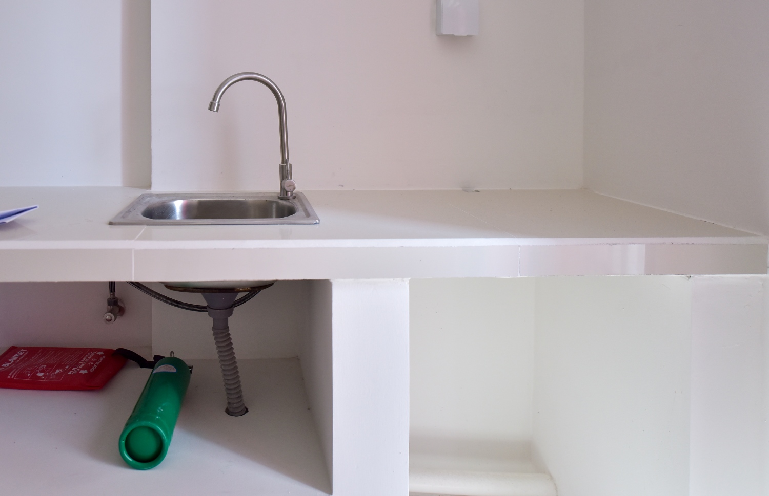 ފްލެޓްތަކުގައި ބަހައްޓާފައިވާ ސިންކު: ގިނަ މީހުން ބުނަނީ މިތަން ޖެހޭނީ ތަޅާލަން ކަމަށް .-- ފޮޓޯ: އަހުމަދު އަވްޝަން /މިހާރު