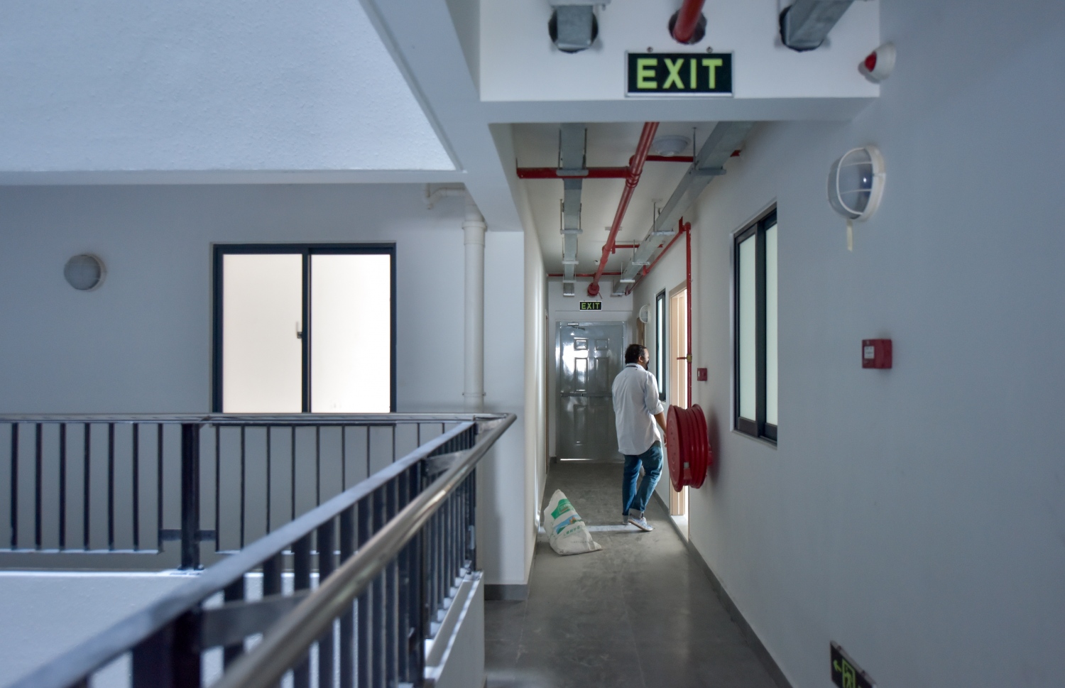 ހުޅުމާލެ- ޖޫން 26، 2021- ހިޔާ ފްލެޓްތައް ލިބުނު މީހުންނަށް އެތަންތަން ދައްކާލަން އެޗްޑީސީން ހަމަޖެއްސުމާ އެކު، މީހަކު އިއްޔެ އެތަން ބަލާލަނީ: ހިޔާ ފްލެޓްތައް ހަވާލުކުރަން ފަށާނީ އަންނަ މަހު -- ފޮޓޯ: އަހުމަދު އަވްޝަން