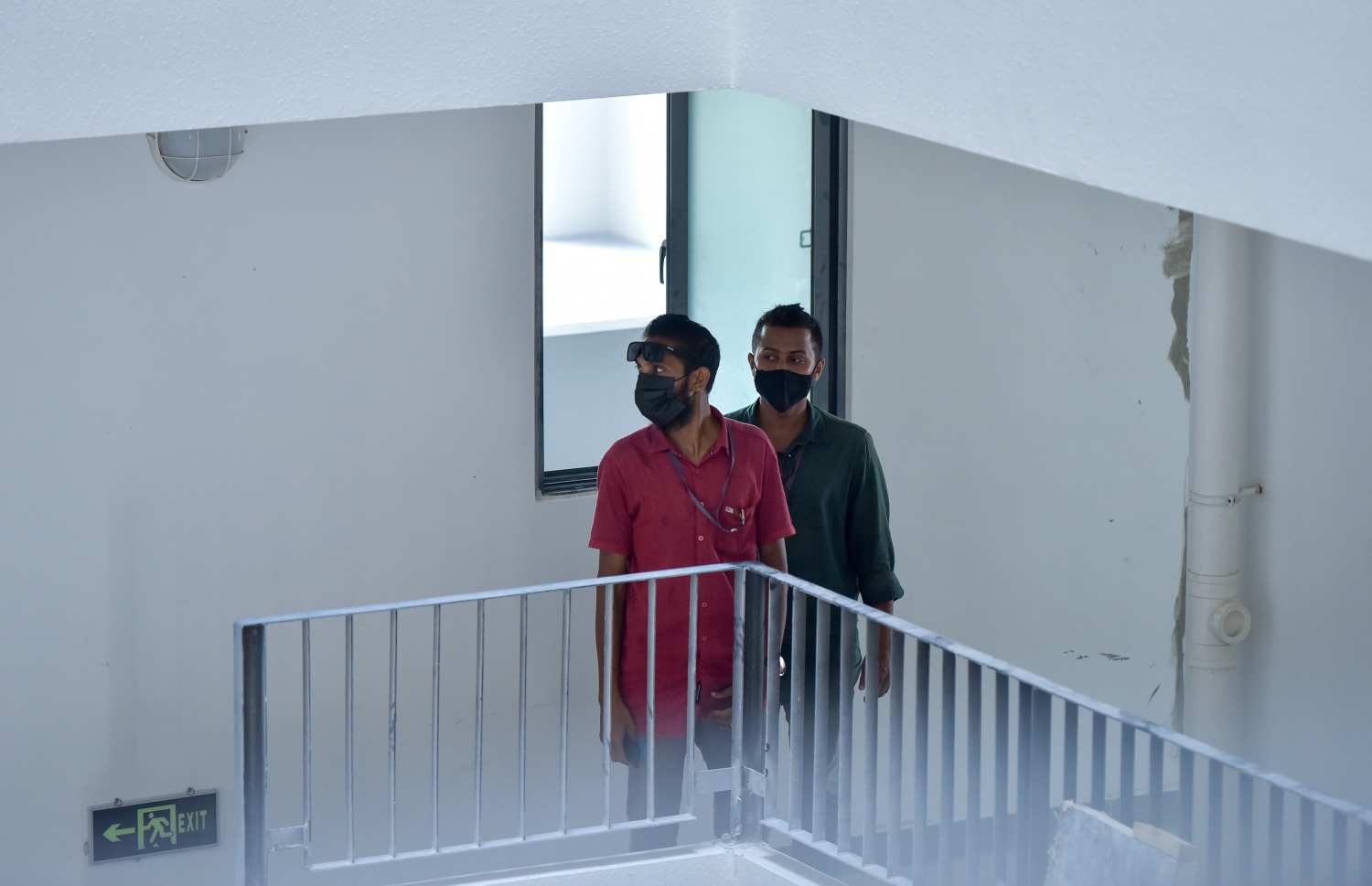 ހުޅުމާލެ- ޖޫން 26، 2021- ހިޔާ ފްލެޓްތައް ލިބުނު މީހުންނަށް އެތަންތަން ދައްކާލަން އެޗްޑީސީން ހަމަޖެއްސުމާ އެކު، ބަޔަކު އިއްޔެ އެތަން ބަލާލަނީ: ހިޔާ ފްލެޓްތައް ހަވާލުކުރަން ފަށާނީ އަންނަ މަހު -- ފޮޓޯ: އަހުމަދު އަވްޝަން