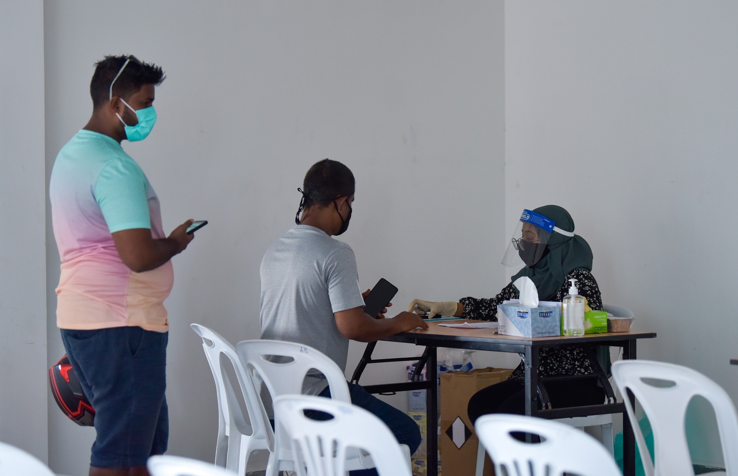 ހުޅުމާލެ- ޖޫން 26، 2021- ހިޔާ ފްލެޓްތައް ލިބުނު މީހުންނަށް އެތަންތަން ދައްކާލަން އެޗްޑީސީން ހަމަޖެއްސުމާ އެކު، ބަޔަކު އިއްޔެ އެތަނާ ބެހޭ މައުލޫމާތު ހޯދަނީ: ހިޔާ ފްލެޓްތައް ހަވާލުކުރަން ފަށާނީ އަންނަ މަހު -- ފޮޓޯ: އަހުމަދު އަވްޝަން