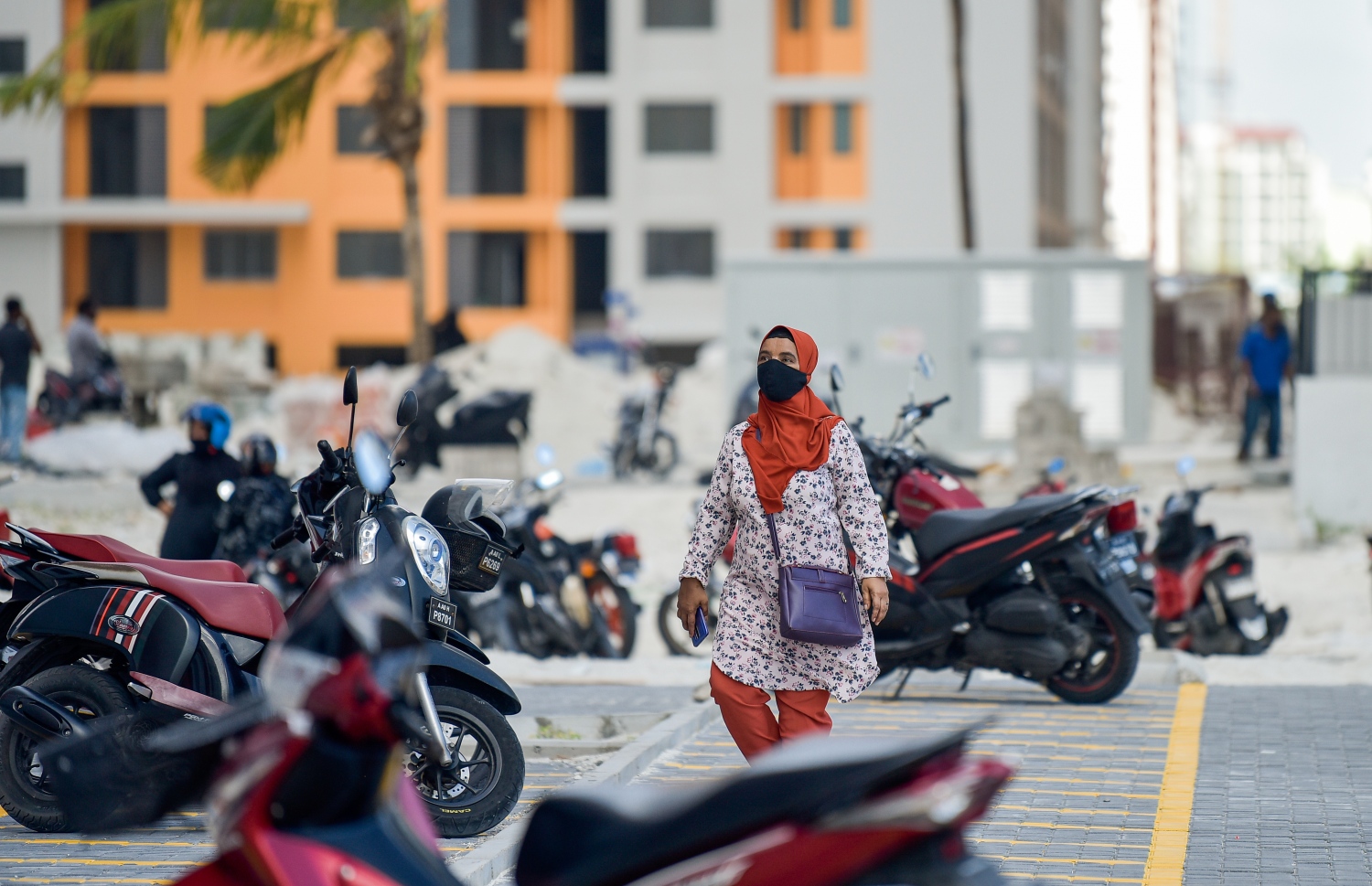 ހުޅުމާލެ- ޖޫން 26، 2021- ހިޔާ ފްލެޓްތައް ލިބުނު މީހުންނަށް އެތަންތަން ދައްކާލަން އެޗްޑީސީން ހަމަޖެއްސުމާ އެކު، އެތަން ބަލާލަން އިއްޔެ ބަޔަކު އެތަނަށް ގޮސް: ފްލެޓްތައް ލިބުނު ވަރަށް ގިނަ ބަޔަކު ދިޔަ -- ފޮޓޯ: އަހުމަދު އަވްޝަން/ މިހާރު