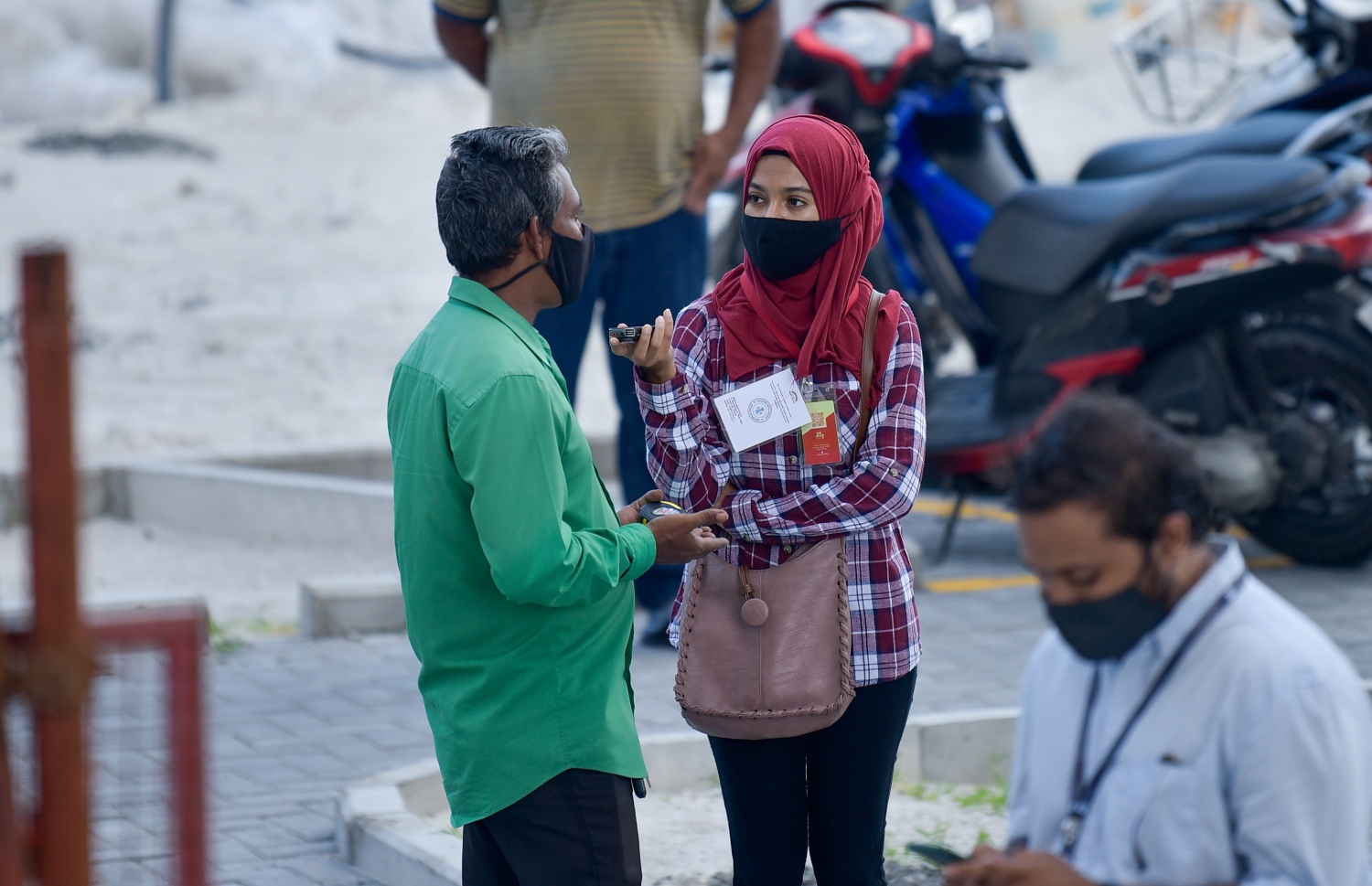 ފްލެޓު ލިބުނު މީހަކު، އޭނާގެ ކަންބޮޑުވުންތައް "މިހާރު" އާ ހިއްސާކުރަނީ.-- ފޮޓޯ: އަހުމަދު އަވްޝަން/ މިހާރު