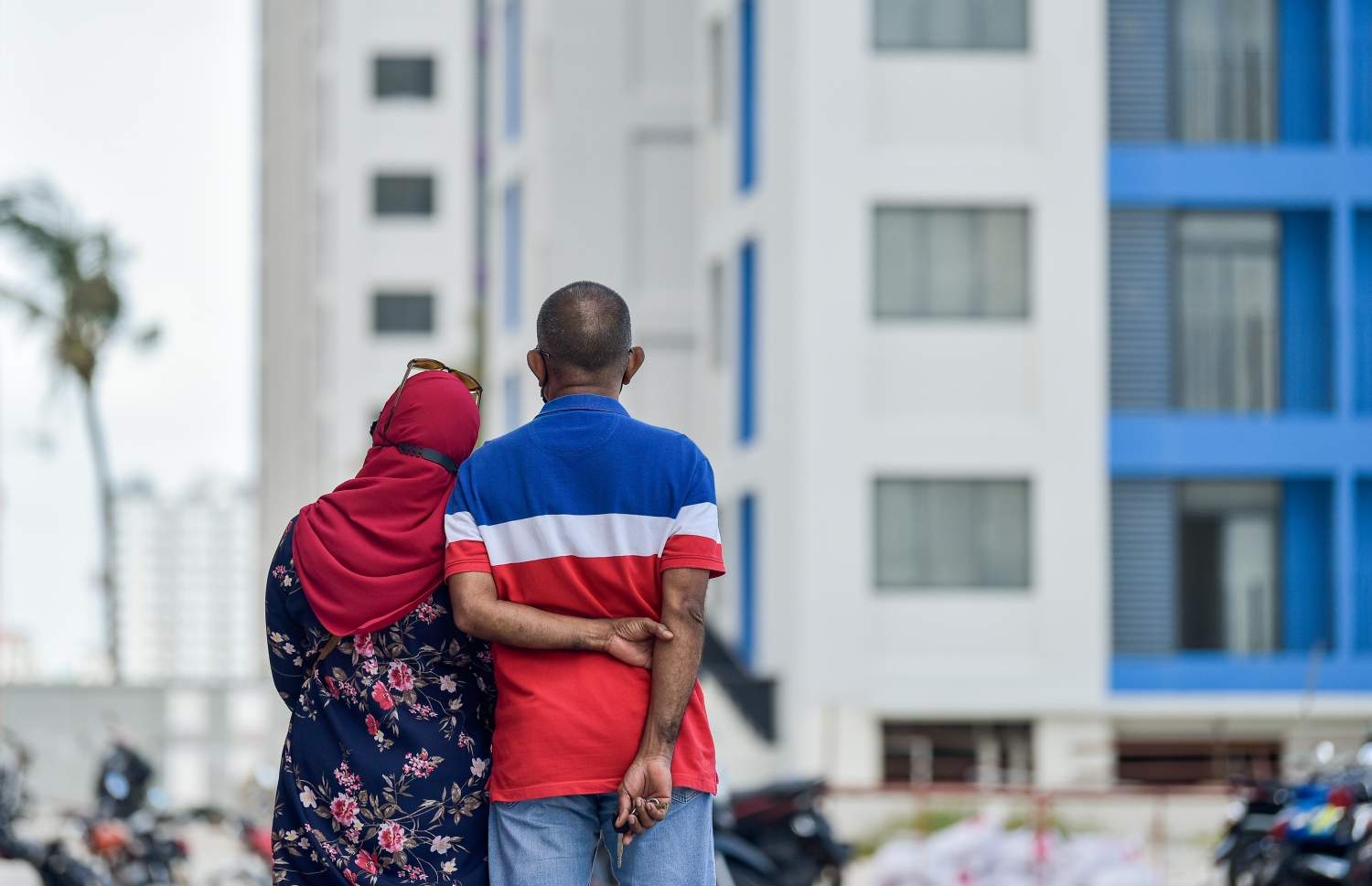 ހުޅުމާލެ- ޖޫން 26، 2021- ހިޔާ ފްލެޓްތައް ލިބުނު މީހުންނަށް އެތަންތަން ދައްކާލަން އެޗްޑީސީން ހަމަޖެއްސުމާ އެކު، ބަޔަކު އިއްޔެ އެތަން ބަލާލަނީ: ހިޔާ ފްލެޓްތައް ހަވާލުކުރަން ފަށާނީ އަންނަ މަހު -- ފޮޓޯ: އަހުމަދު އަވްޝަން