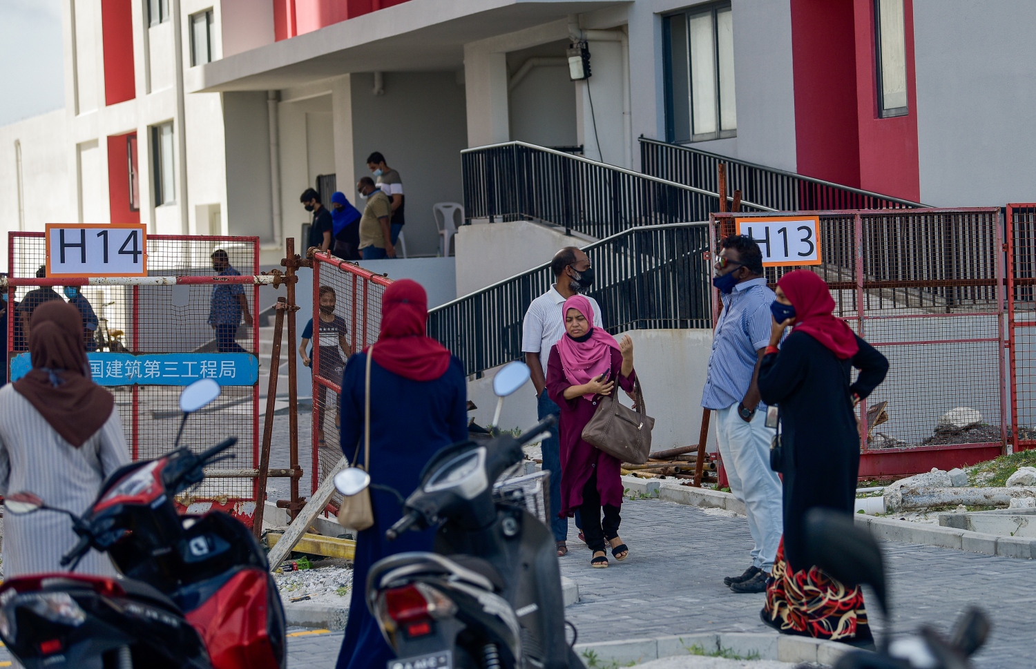 ހުޅުމާލެ- ޖޫން 26، 2021- ހިޔާ ފްލެޓްތައް ލިބުނު މީހުންނަށް އެތަންތަން ދައްކާލަން އެޗްޑީސީން ހަމަޖެއްސުމާ އެކު، އެތަން ބަލާލަން އިއްޔެ ބަޔަކު އެތަނަށް ގޮސް: ފްލެޓްތައް ލިބުނު ވަރަށް ގިނަ ބަޔަކު ދިޔަ -- ފޮޓޯ: އަހުމަދު އަވްޝަން/ މިހާރު