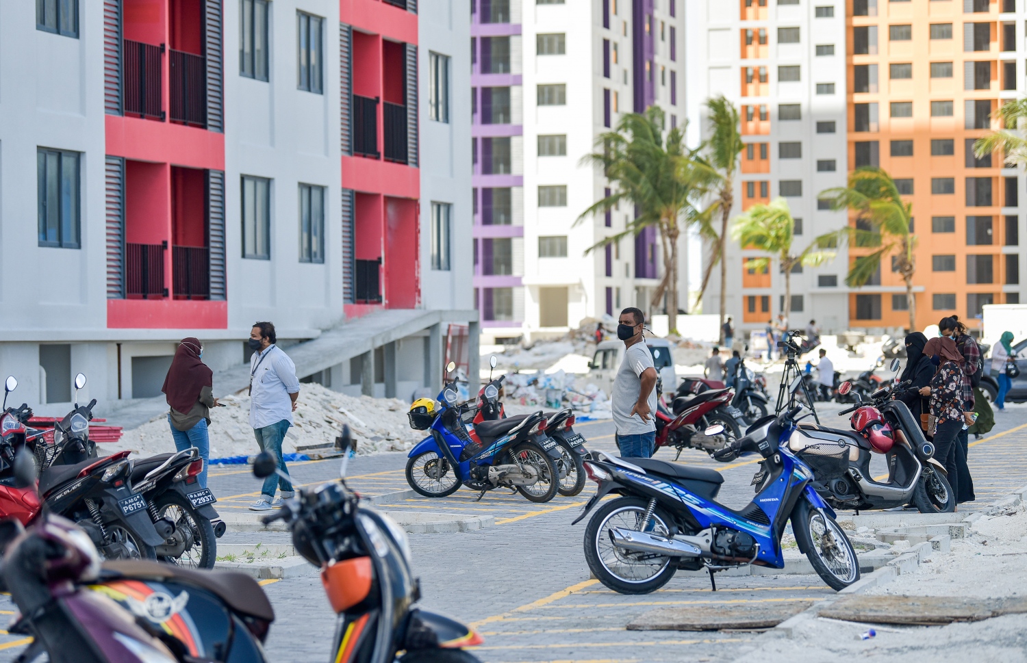 ހުޅުމާލެ- ޖޫން 26، 2021- ހިޔާ ފްލެޓްތައް ލިބުނު މީހުންނަށް އެތަންތަން ދައްކާލަން އެޗްޑީސީން ހަމަޖެއްސުމާ އެކު، އެތަން ބަލާލަން އިއްޔެ ބަޔަކު އެތަނަށް ގޮސް: ފްލެޓްތައް ލިބުނު ވަރަށް ގިނަ ބަޔަކު ދިޔަ -- ފޮޓޯ: އަހުމަދު އަވްޝަން/ މިހާރު