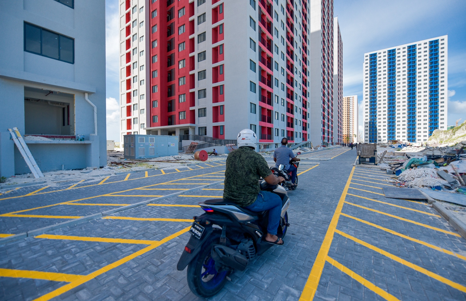 ހުޅުމާލެ- ޖޫން 26، 2021- ހިޔާ ފްލެޓްތައް ލިބުނު މީހުންނަށް އެތަންތަން ދައްކާލަން އެޗްޑީސީން ހަމަޖެއްސުމާ އެކު، ބަޔަކު އިއްޔެ އެތަން ބަލާލަނީ: ހިޔާ ފްލެޓްތައް ހަވާލުކުރަން ފަށާނީ އަންނަ މަހު -- ފޮޓޯ: އަހުމަދު އަވްޝަން