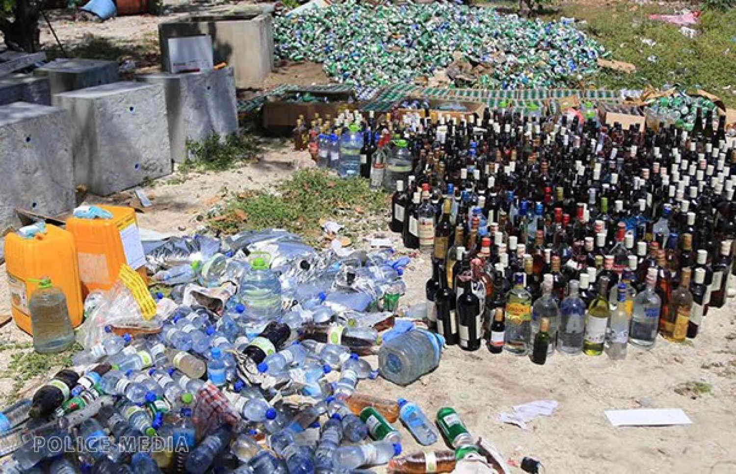 ފުލުހުން އިއްޔެ ދޫނިދޫގައި ނައްތާލި ބަނގުރާ ފުޅިތައް.-- ފޮޓޯ: ޕޮލިސް މީޑިއާ