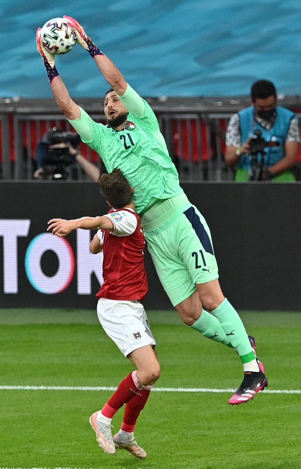 ލަންޑަން - ޖޫން 26، 2021: ލަންޑަންގެ ވެމްބްލީ ސްޓޭޑިއަމްގައި ކުޅުނު ޔޫރޯ 2020 ގެ ދެ ވަނަ ބުރުގެ މެޗުގައި އިޓަލީގެ ކީޕަރު ޑޮނަރުއްމާ ބޯޅަ ހިފަނީ: މެޗުގެ ފުރިހަމަ ވަގުތު ހަމަވިއިރު ލަނޑެއް ނުޖެހި އެއްވަރުވުމުން، ކުޅުނު އިތުރު ވަގުތުގައި އިޓަލީ އަތުން އޮސްޓްރިއާ ބަލިވީ 2-1 އިން. --ފޮޓޯ:އޭއެފްޕީ