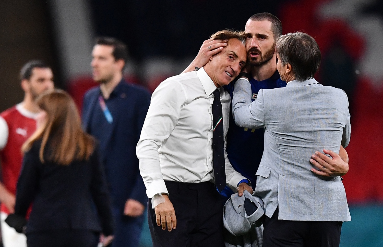 ލަންޑަން - ޖޫން 26، 2021: ލަންޑަންގެ ވެމްބްލީ ސްޓޭޑިއަމްގައި ކުޅުނު ޔޫރޯ 2020 ގެ ދެ ވަނަ ބުރުގެ މެޗުގައި ފުރިހަމަ ވަގުތު ހަމަވިއިރު ލަނޑެއް ނުޖެހި އެއްވަރުވުމުން، ކުޅުނު އިތުރު ވަގުތުގައި އޮސްޓްރިއާ އަތުން މޮޅުވުމުން އިޓަލީގެ ޑިފެންޑަރު ބަނޫޗީ އާއި ކޯޗު މަންޗިނީ އުފާފާޅު ކުރަނީ. --ފޮޓޯ:އޭއެފްޕީ