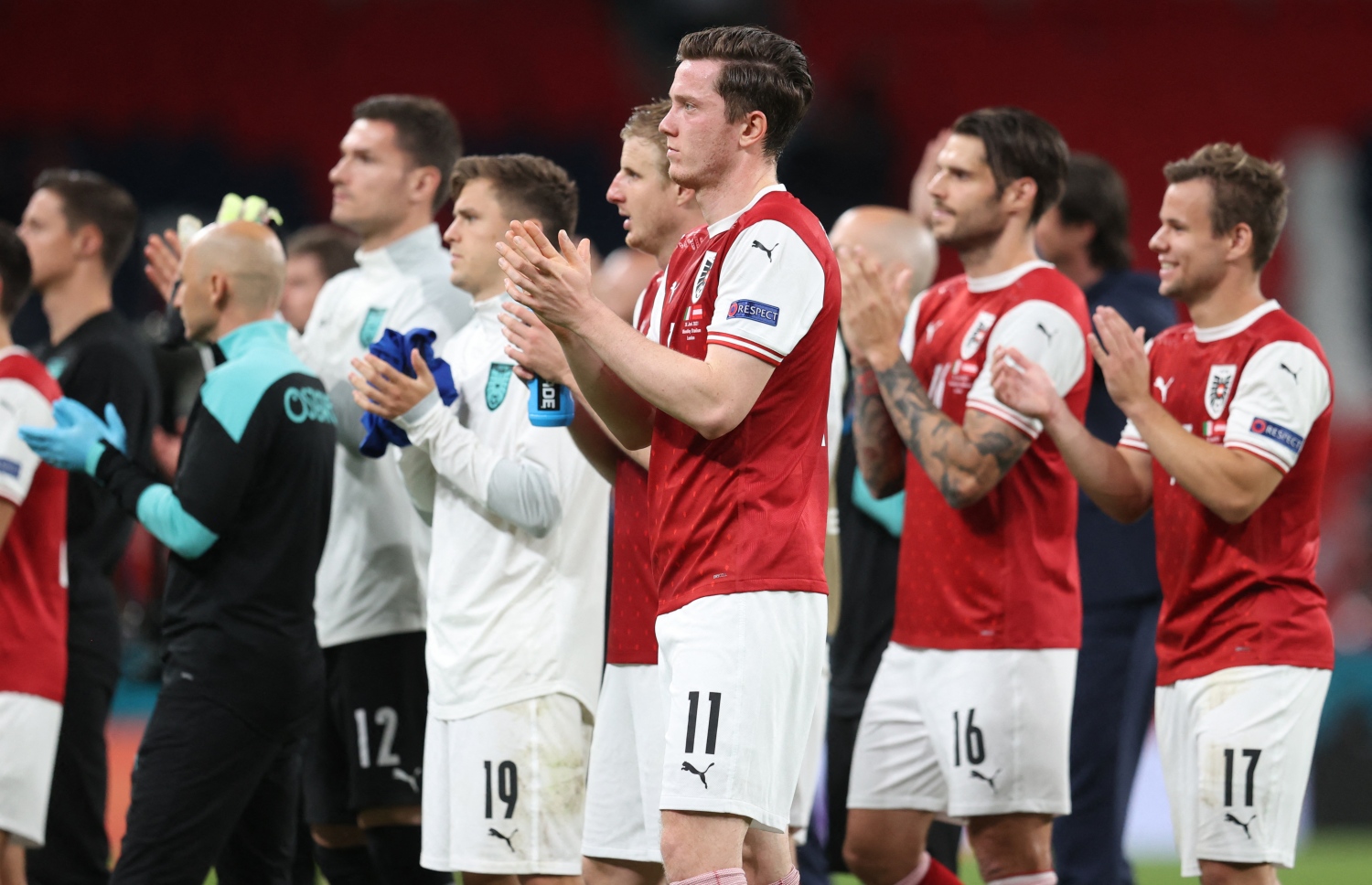 ލަންޑަން - ޖޫން 26، 2021: ލަންޑަންގެ ވެމްބްލީ ސްޓޭޑިއަމްގައި ކުޅުނު ޔޫރޯ 2020 ގެ ދެ ވަނަ ބުރުގެ މެޗަށް ފަހު އޮސްޓްރިއާ ކުޅުންތެރިން ސަޕޯޓަރުންނާ ބައްދަލު ކުރަނީ: މެޗުގެ ފުރިހަމަ ވަގުތު ހަމަވިއިރު ލަނޑެއް ނުޖެހި އެއްވަރުވުމުން، ކުޅުނު އިތުރު ވަގުތުގައި އިޓަލީ އަތުން އޮސްޓްރިއާ ބަލިވީ 2-1 އިން. --ފޮޓޯ:އޭއެފްޕީ