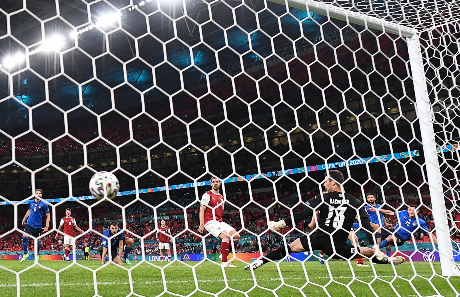 ލަންޑަން - ޖޫން 26، 2021: ލަންޑަންގެ ވެމްބްލީ ސްޓޭޑިއަމްގައި ކުޅުނު ޔޫރޯ 2020 ގެ ދެ ވަނަ ބުރުގެ މެޗުގައި ފުރިހަމަ ވަގުތު ހަމަވިއިރު ލަނޑެއް ނުޖެހި އެއްވަރުވުމުން، ކުޅުނު އިތުރު ވަގުތުގައި އޮސްޓްރިއާ ކޮޅަށް އިޓަލީގެ ދެ ވަނަ ލަނޑު ޕެސީނާ (ކ) ޖަހަނީ. --ފޮޓޯ:އޭއެފްޕީ