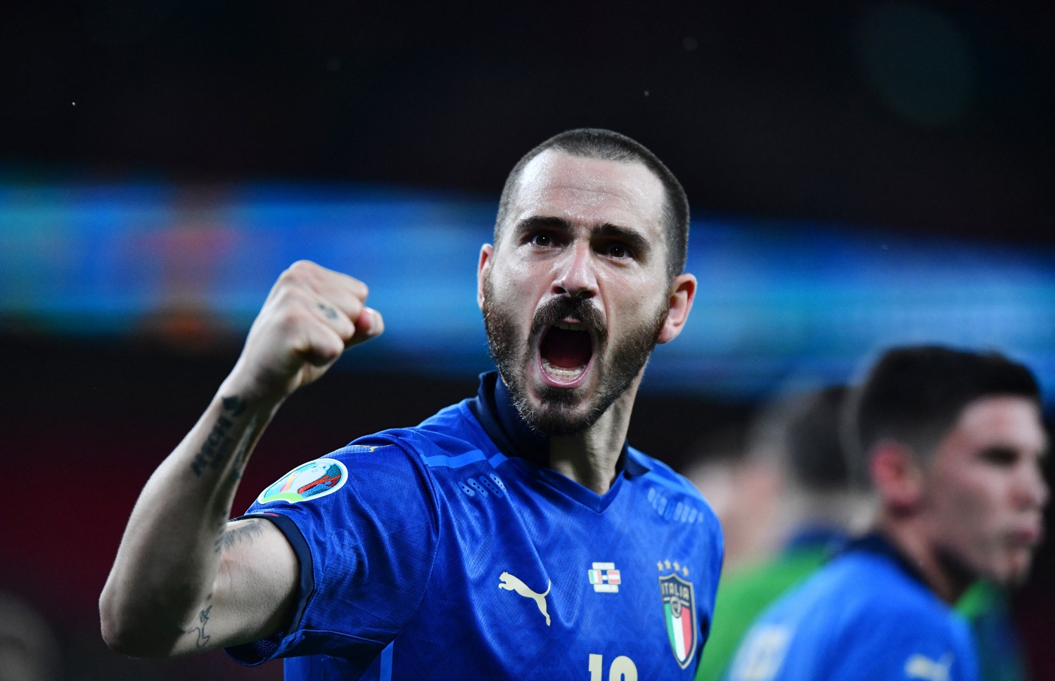 ލަންޑަން - ޖޫން 26، 2021: ލަންޑަންގެ ވެމްބްލީ ސްޓޭޑިއަމްގައި ކުޅުނު ޔޫރޯ 2020 ގެ ދެ ވަނަ ބުރުގެ މެޗުގައި އޮސްޓްރިއާ އަތުން މޮޅުވުމުން އިޓަލީގެ ޑިފެންޑަރު ލިއަނާޑޯ ބަނޫޗީ އުފާފާޅު ކުރަނީ. --ފޮޓޯ:އޭއެފްޕީ