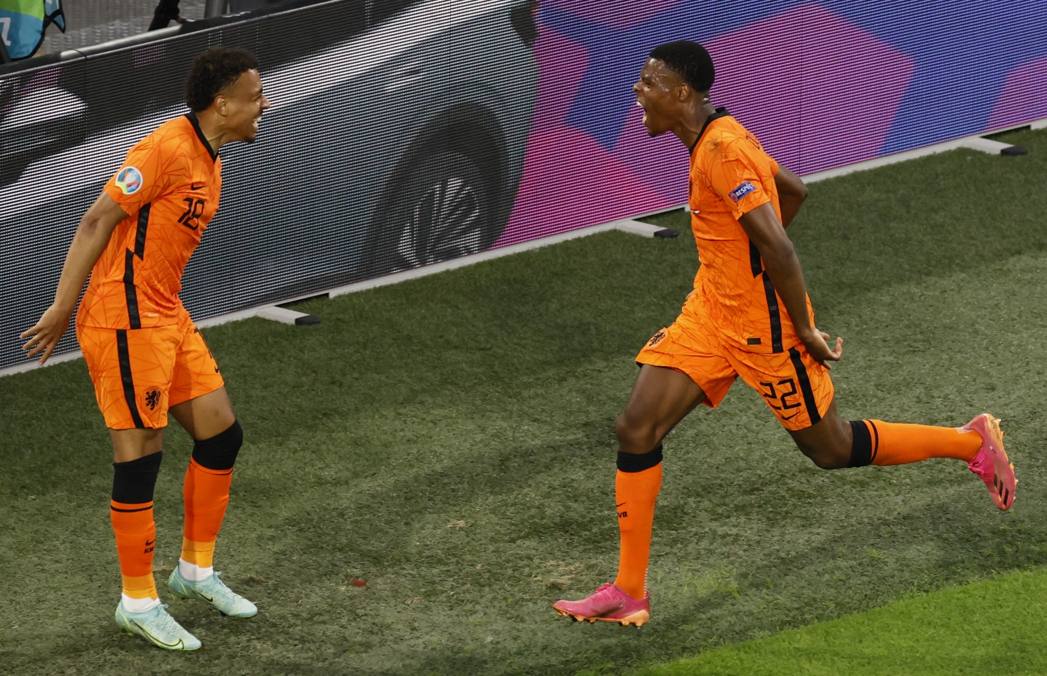 ނެދަލެންޑްސްގެ ޑިފެންޑަރު ޑެމްފްރީޒް (ކ) އާއި މާލެން އުފާފާޅު ކުރަނީ --- ފޮޓޯ: އޭއެފްޕީ