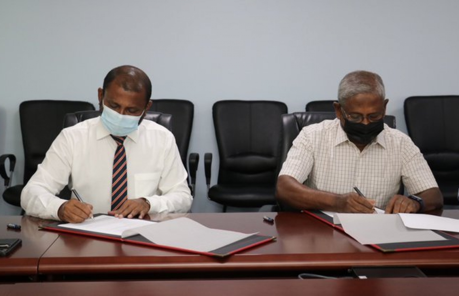 ހުޅުމާލެ ދެ ވަނަ ފިޔަވަހީގައި ސްކޫލެއް އިމާރާތްކުރަން ރަޝީދު ކާޕެންޓްރީ އެންޑް ކޮންސްޓްރަކްޝަން ޕްރައިވެޓް ލިމިޓެޑްއާ ހަވާލުކުރުމަށް ބޭއްވި ރަސްމިއްޔާތު.-- ފޮޓޯ: އެޑިއުކޭޝަން މިނިސްޓްރީ
