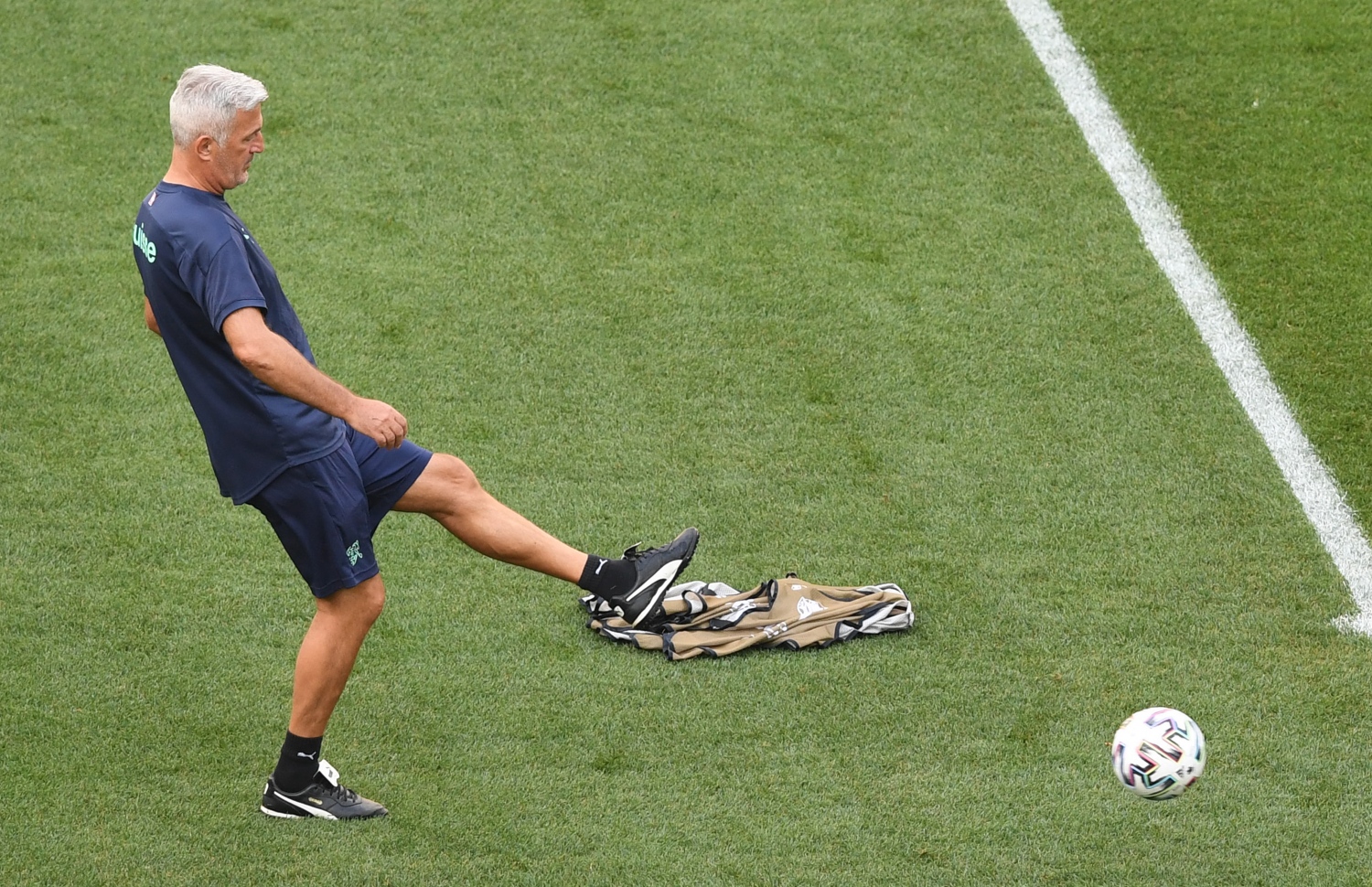 ސްވިޒަލެންޑުގެ ކޯޗް ޕެޓެކޮވިޗް އެ ޓީމުގެ ޕްރެކްޓިހުގައި --- ފޮޓޯ: އޭއެފްޕީ